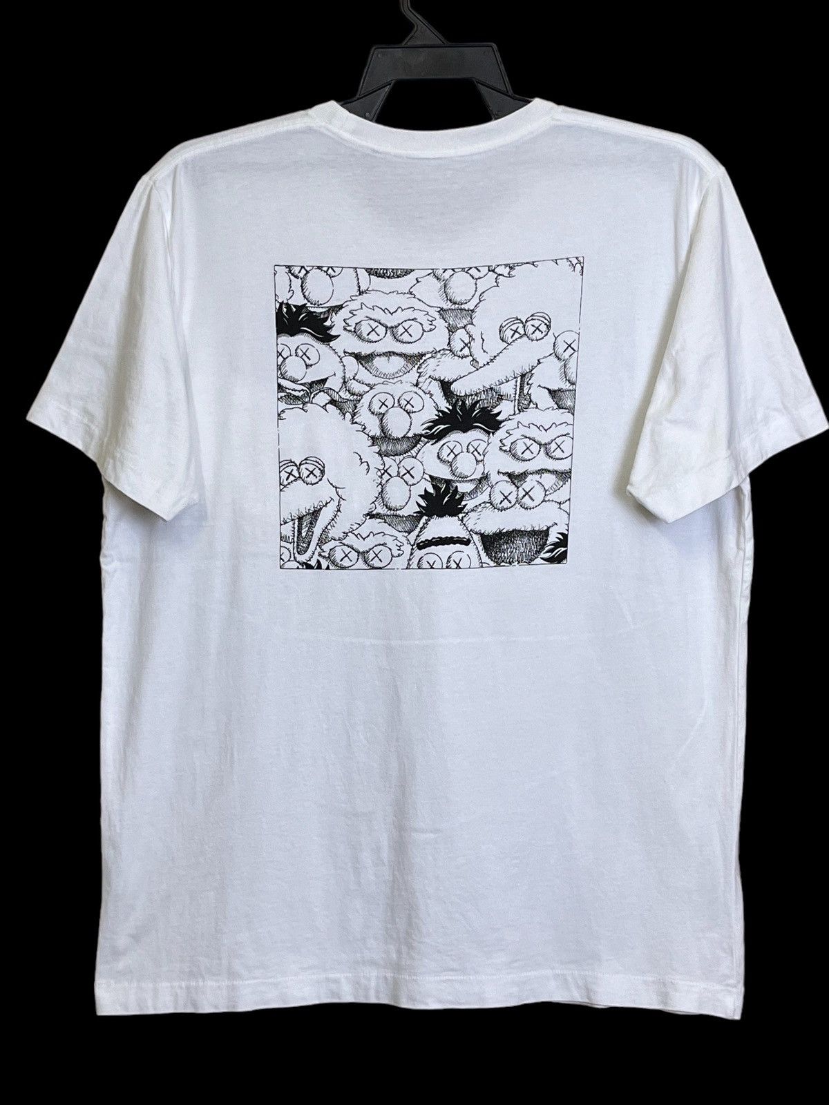 Kaws × Uniqlo GRAIL🔥UNIQLO x KAWS x SESAME STREET COLLABORATION T SHIRT Size US XL / EU 56 / 4 - 1 Thumbnail