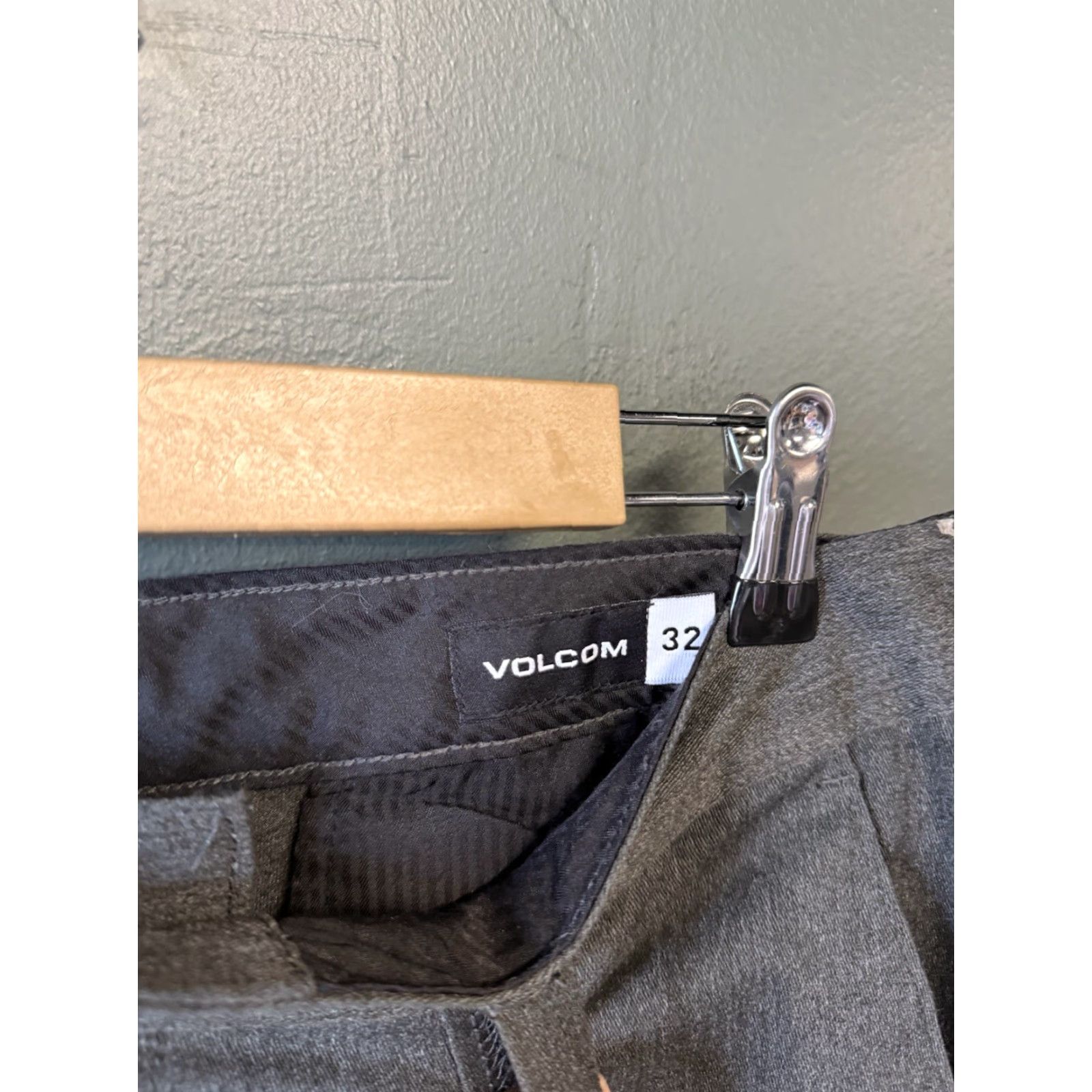 Volcom VINTAGE Volcom Gray Chino Shorts 32 Mens NWOT Size US 32 / EU 48 - 3 Thumbnail