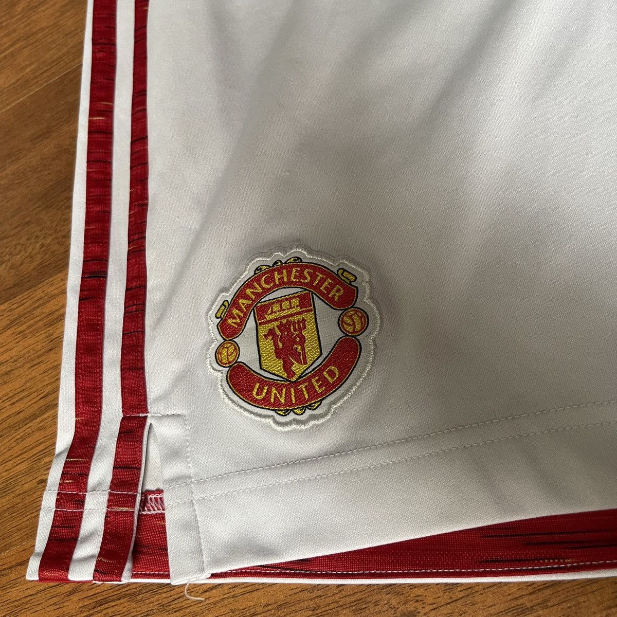 Adidas × Vintage YOUTH SIZE MAN UNITED ADIDAS 2020/2021 FOOTBALL HOME SHORTS Size US 26 / EU 42 - 3 Thumbnail