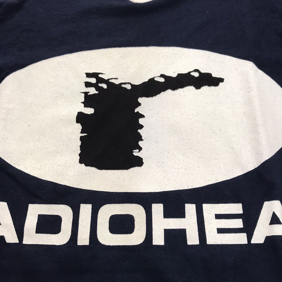Band Tees Vintage 90s Radio Head Vneck Tees Size US XL / EU 56 / 4 - 4 Thumbnail