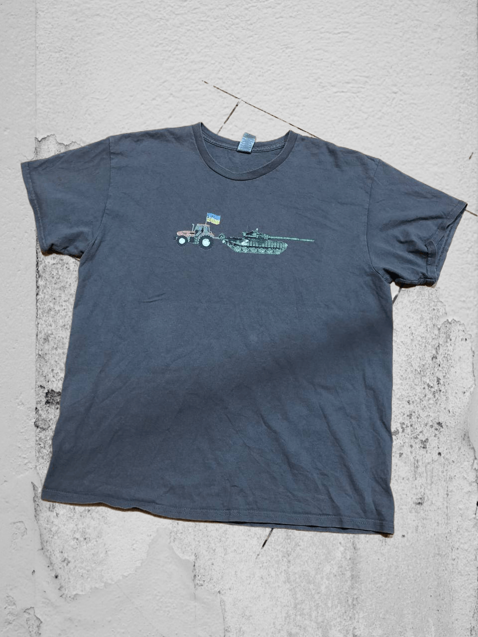Gildan UKRAINE tractor pulling T-72 Russian tank cotton T-shirt Size US L / EU 52-54 / 3 - 1 Thumbnail