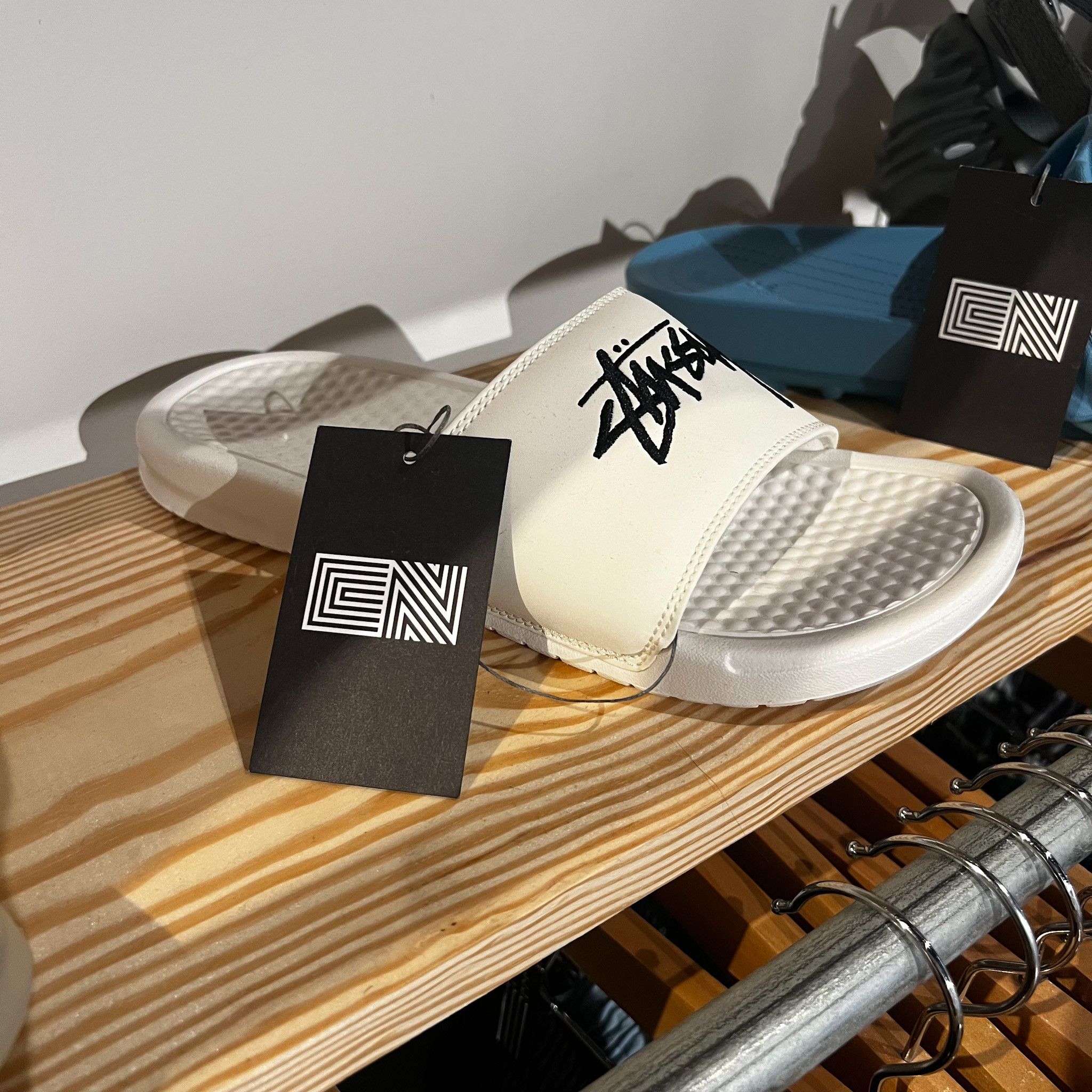 stüssy x nike benassi slide