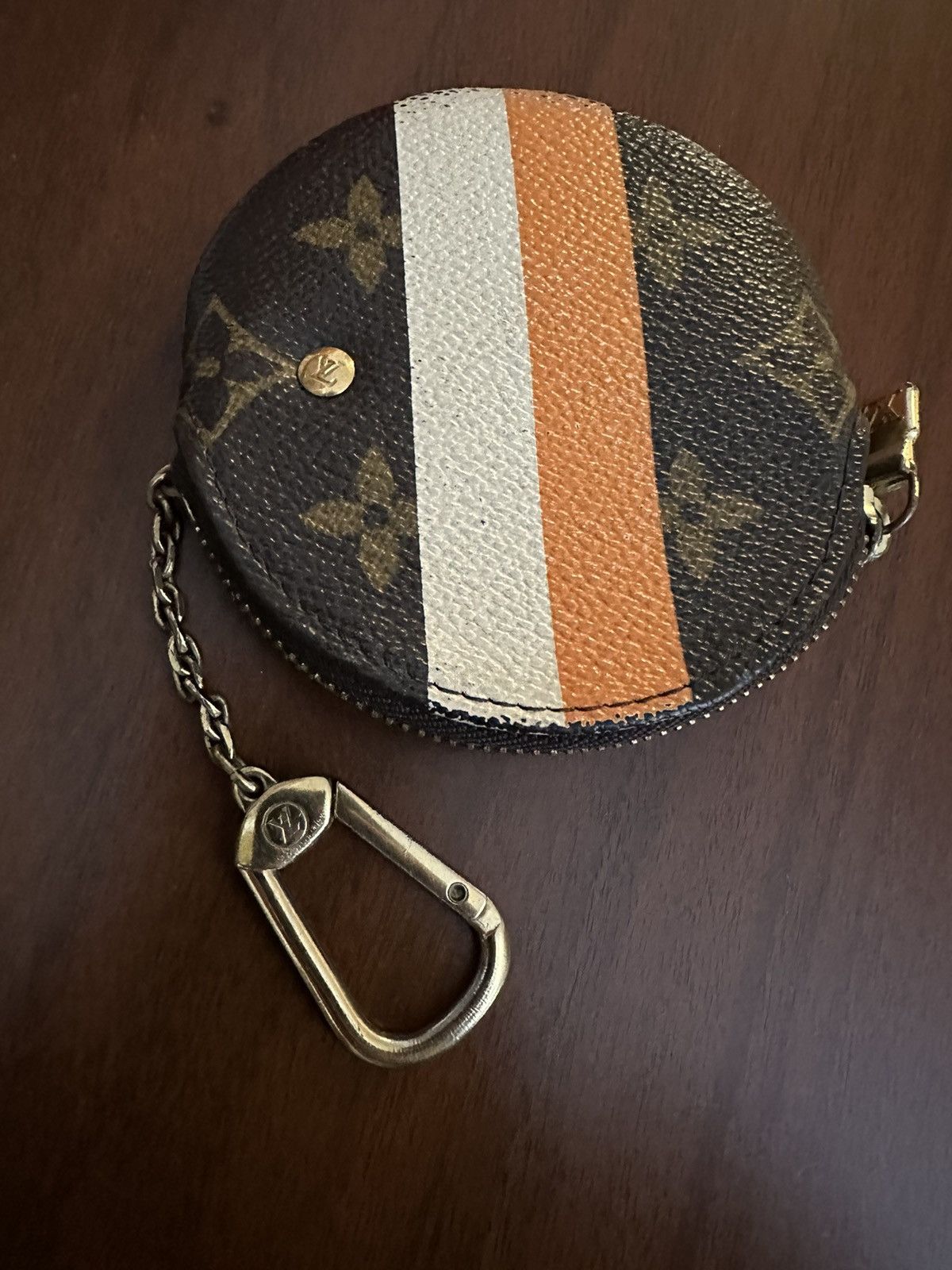 Louis Vuitton Louis Vuitton round rare coin purse. Hand painted!!! Size ONE SIZE - 9 Thumbnail