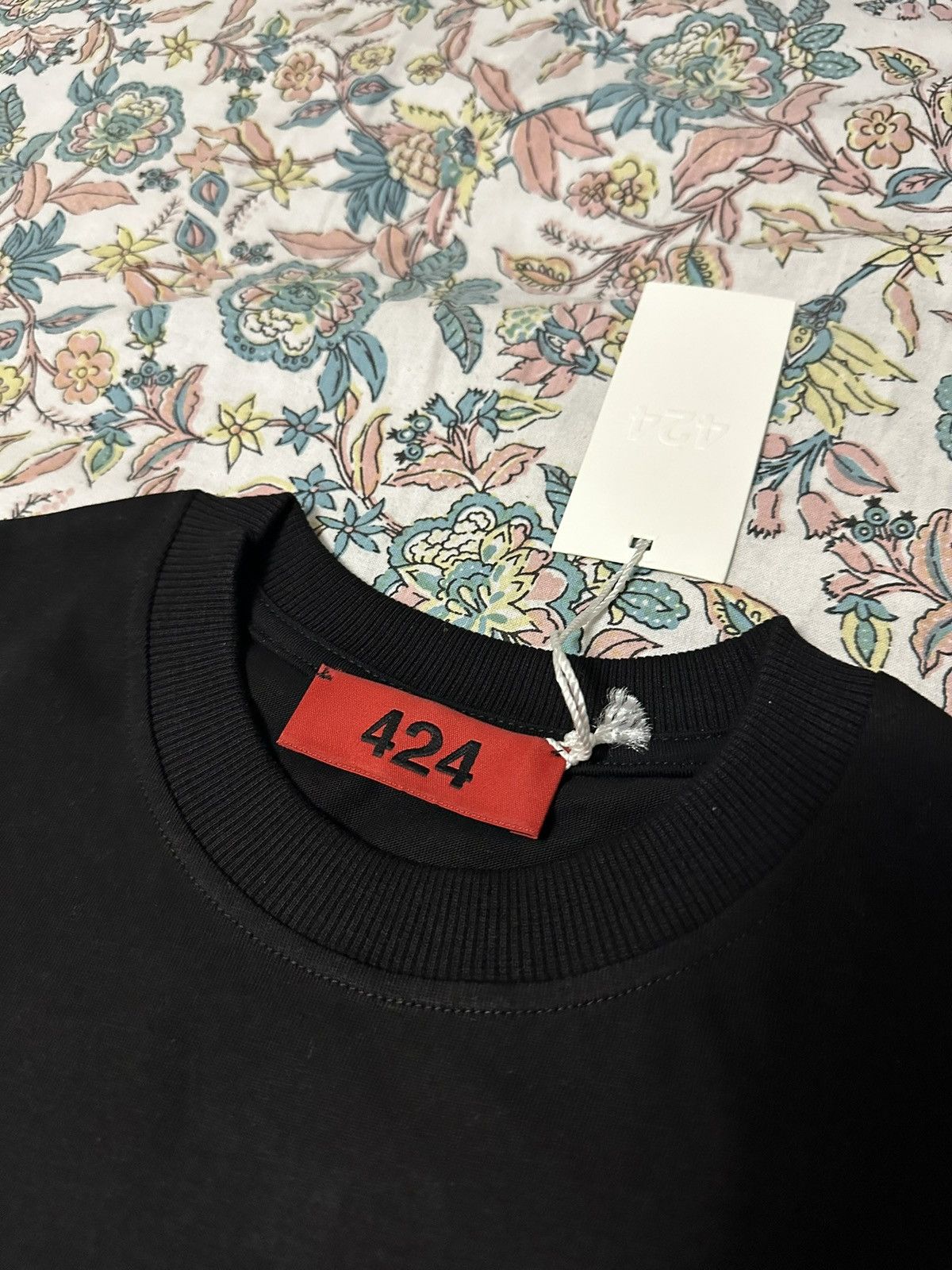424 424 CARS IN GARAGE TEE Size US S / EU 44-46 / 1 - 6 Thumbnail