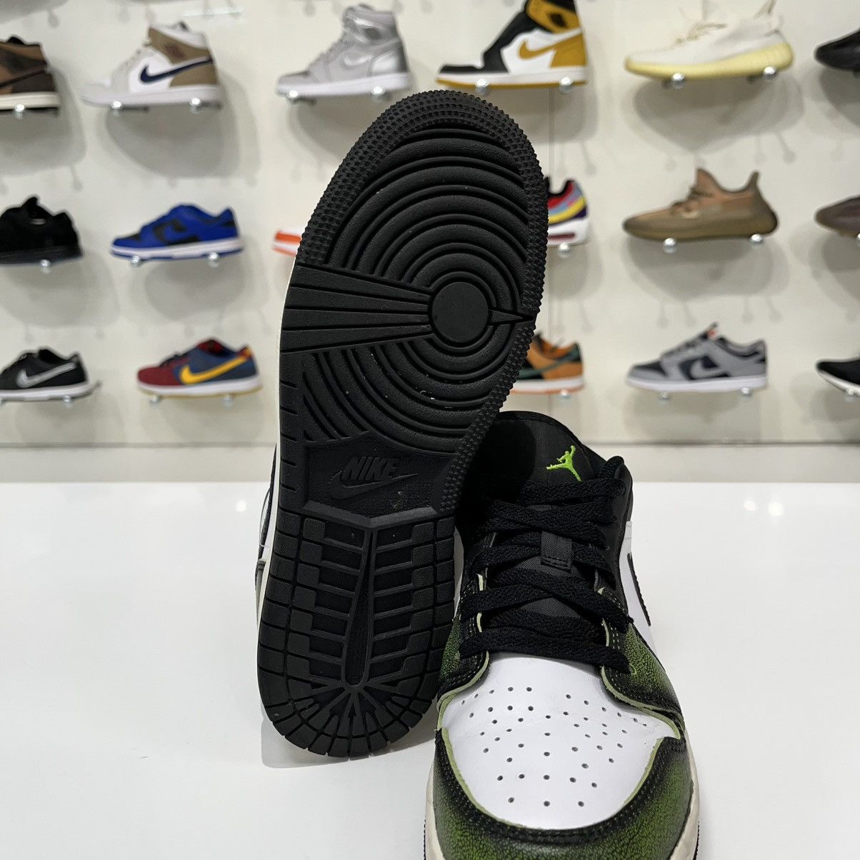 Nike Air Jordan 1 Low Wear Away Electric Green (GS) Size US 5 / EU 37 - 11 Thumbnail