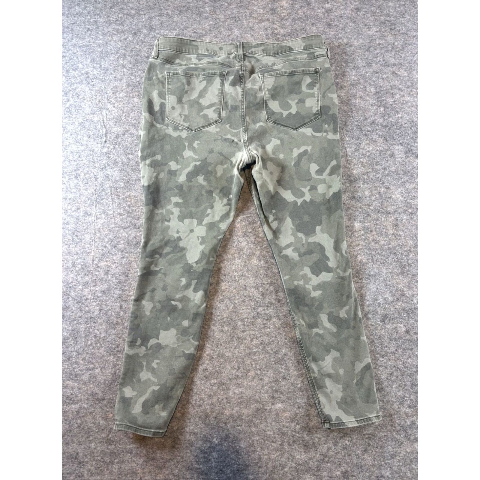 Old Navy Old Navy Women's Pixie High Rise Ankle Chino Camo Pants 18 Size 40" / US 18 - 8 Thumbnail