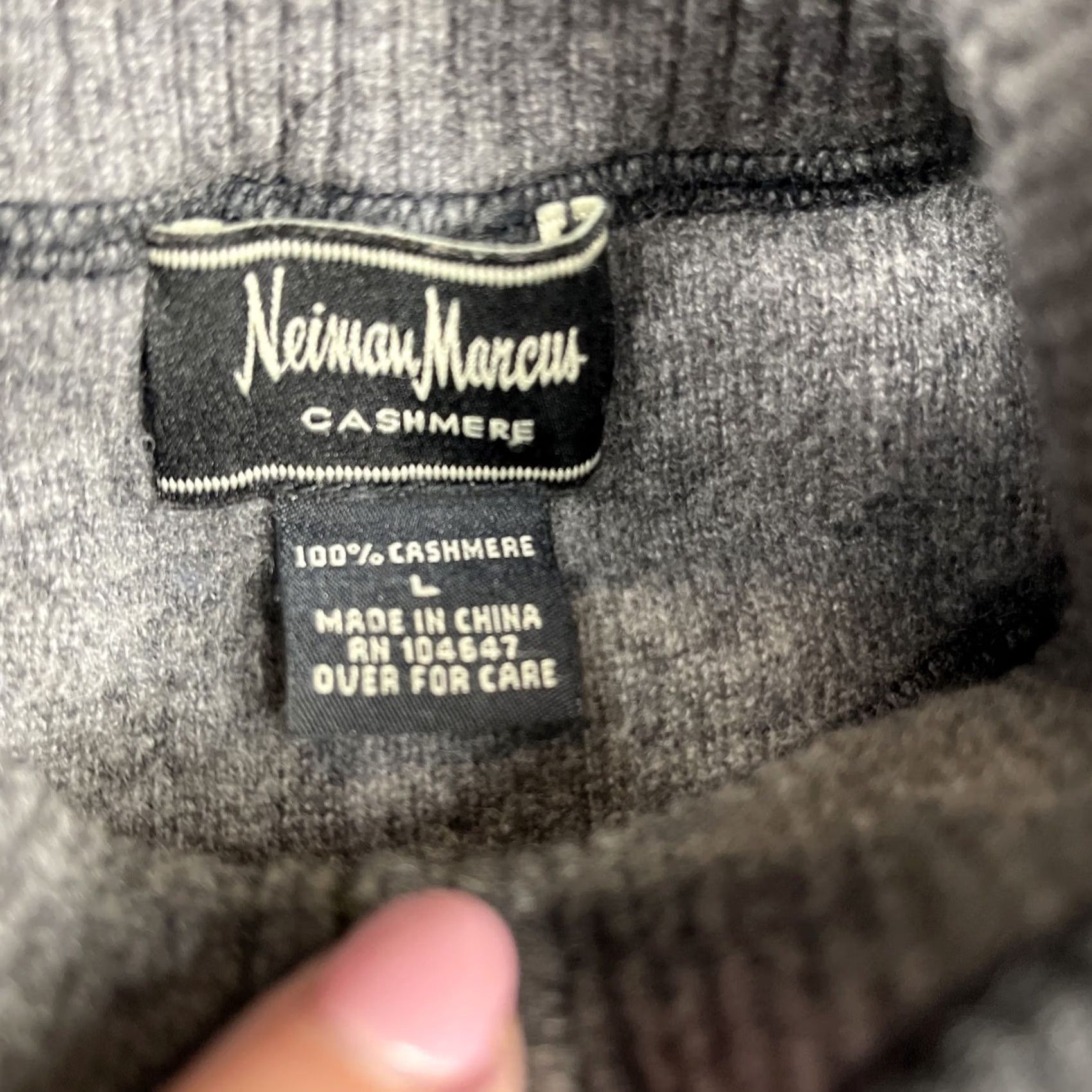 Neiman Marcus Neiman Marcus Mens Black Cashmere Mock Neck 1/4 Zip Sweater Size Large Regular Knit Pullover Long Sleeve Zipper Casual Classic Designer Luxury Modern Size US L / EU 52-54 / 3 - 4 Thumbnail