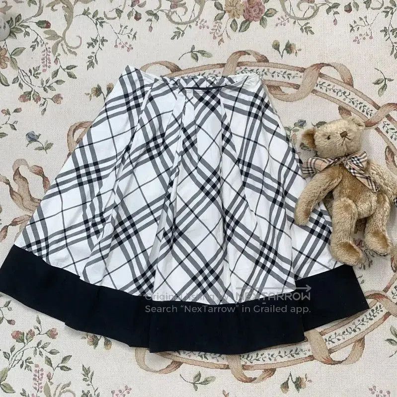 Burberry Burberry White Cotton Ladies Skirt. Size 23" - 4 Thumbnail