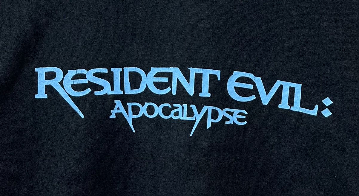 Vintage VINTAGE RESIDENT EVIL APOCALYPSE ACTION HORROR FILM TSHIRT Size US M / EU 48-50 / 2 - 4 Thumbnail