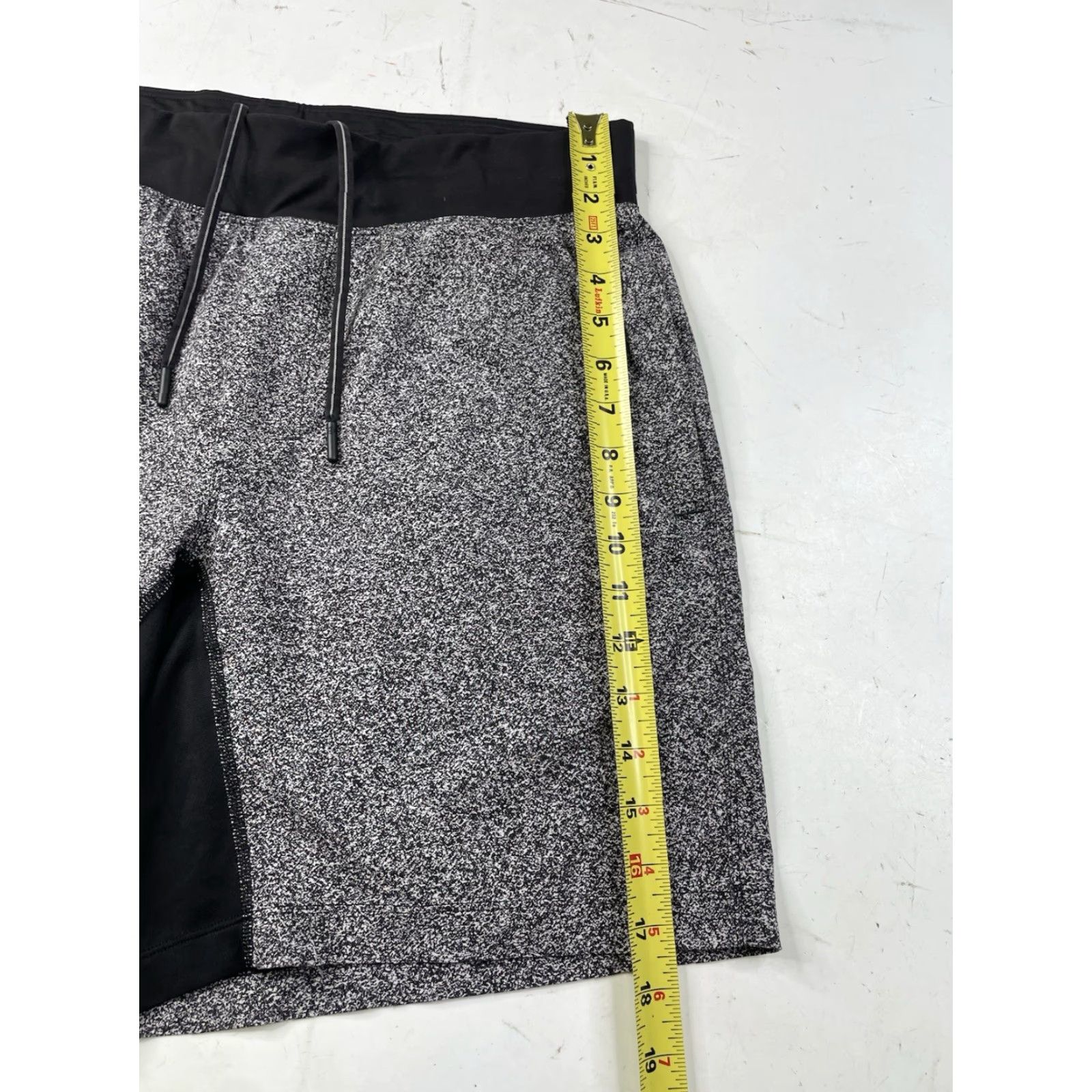 Lululemon Lululemon Men Athletic Shorts Size L Gray Black Heathered Speckled Multicolor Size US 33 - 2 Thumbnail