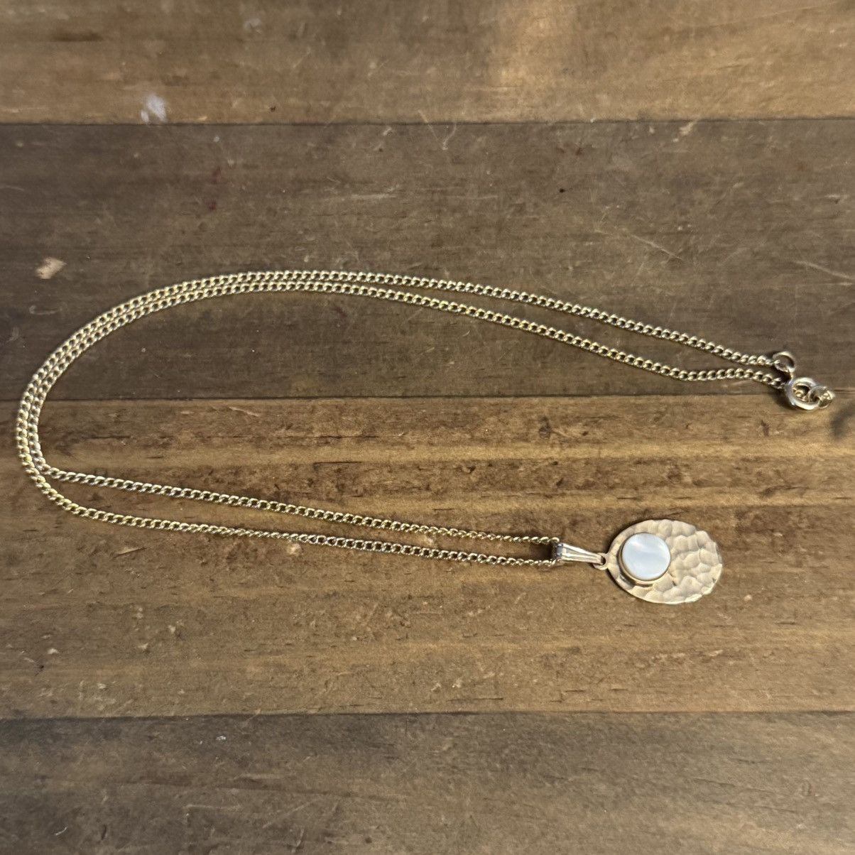 Vintage Vintage gold hammered disc & MOP necklace and earrings set Size ONE SIZE - 4 Thumbnail