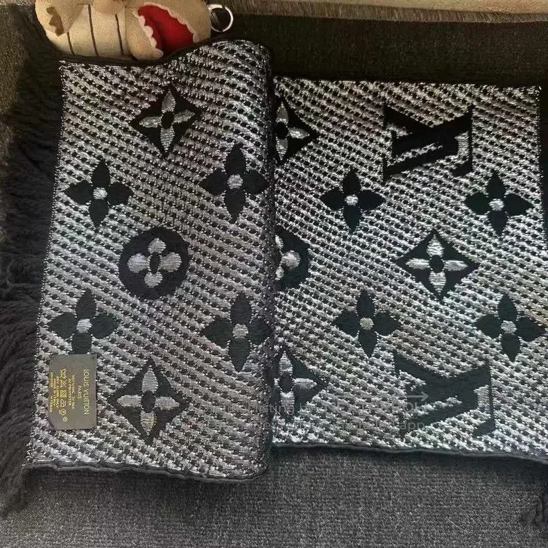 Louis Vuitton Louis Vuitton Black and silver scarf Size ONE SIZE - 2 Thumbnail
