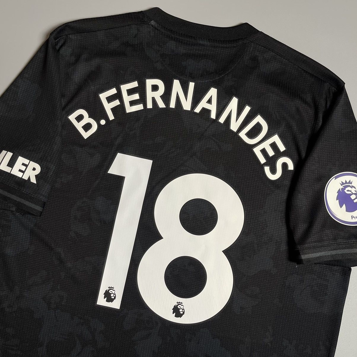 Adidas × Vintage MAN UNITED ADIDAS 2019/2020 FOOTBALL JERSEY #18 FERNANDES Size US L / EU 52-54 / 3 - 12 Thumbnail