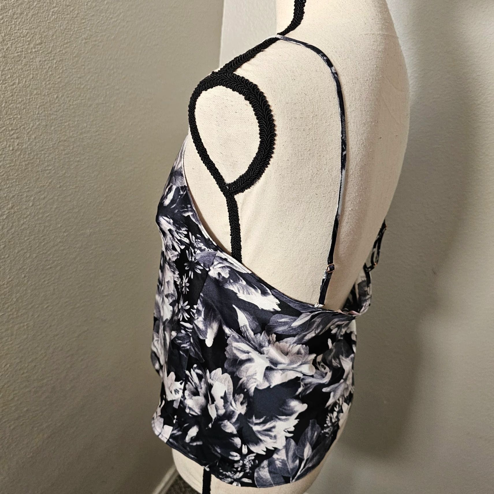 Victoria's Secret Victoria's Secret Top Medium Black Floral Print Lace Cami Lightweight Size M / US 6-8 / IT 42-44 - 2 Thumbnail