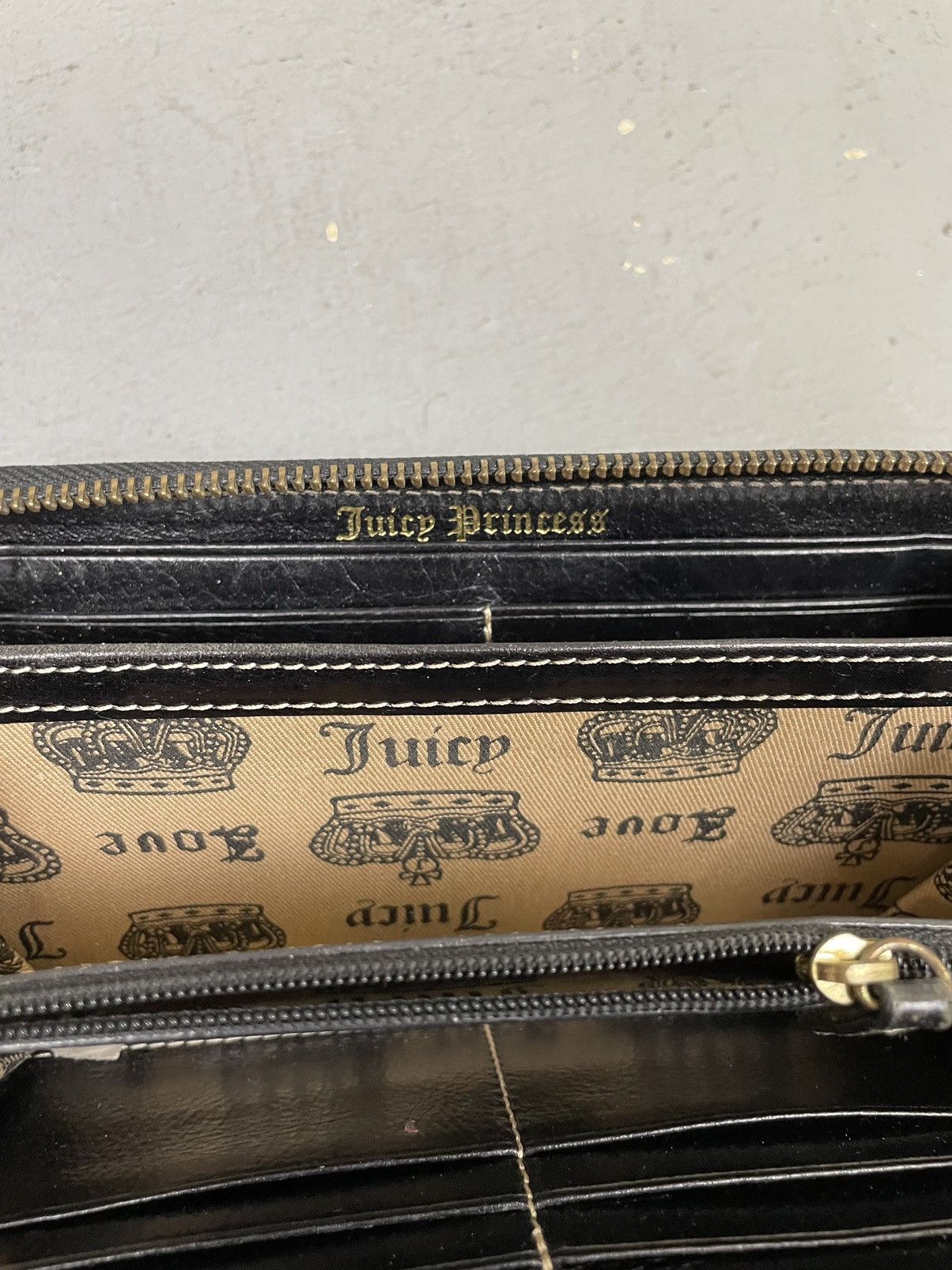 Juicy Couture Juicy Couture crest velour wallet billfold Size ONE SIZE - 6 Thumbnail