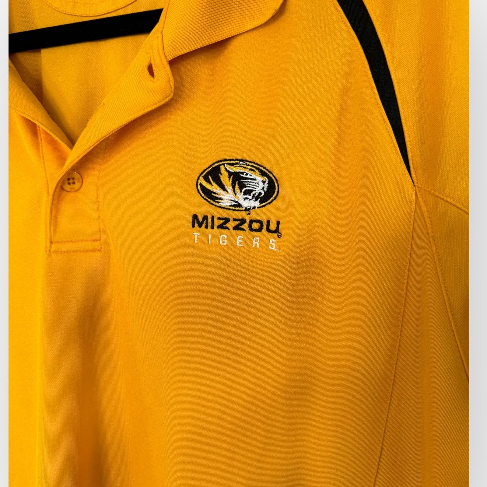 Under Armour Missouri Tigers Men Gold Under Armour Loose Fit Polo | Sz XL Size US XL / EU 56 / 4 - 4 Thumbnail