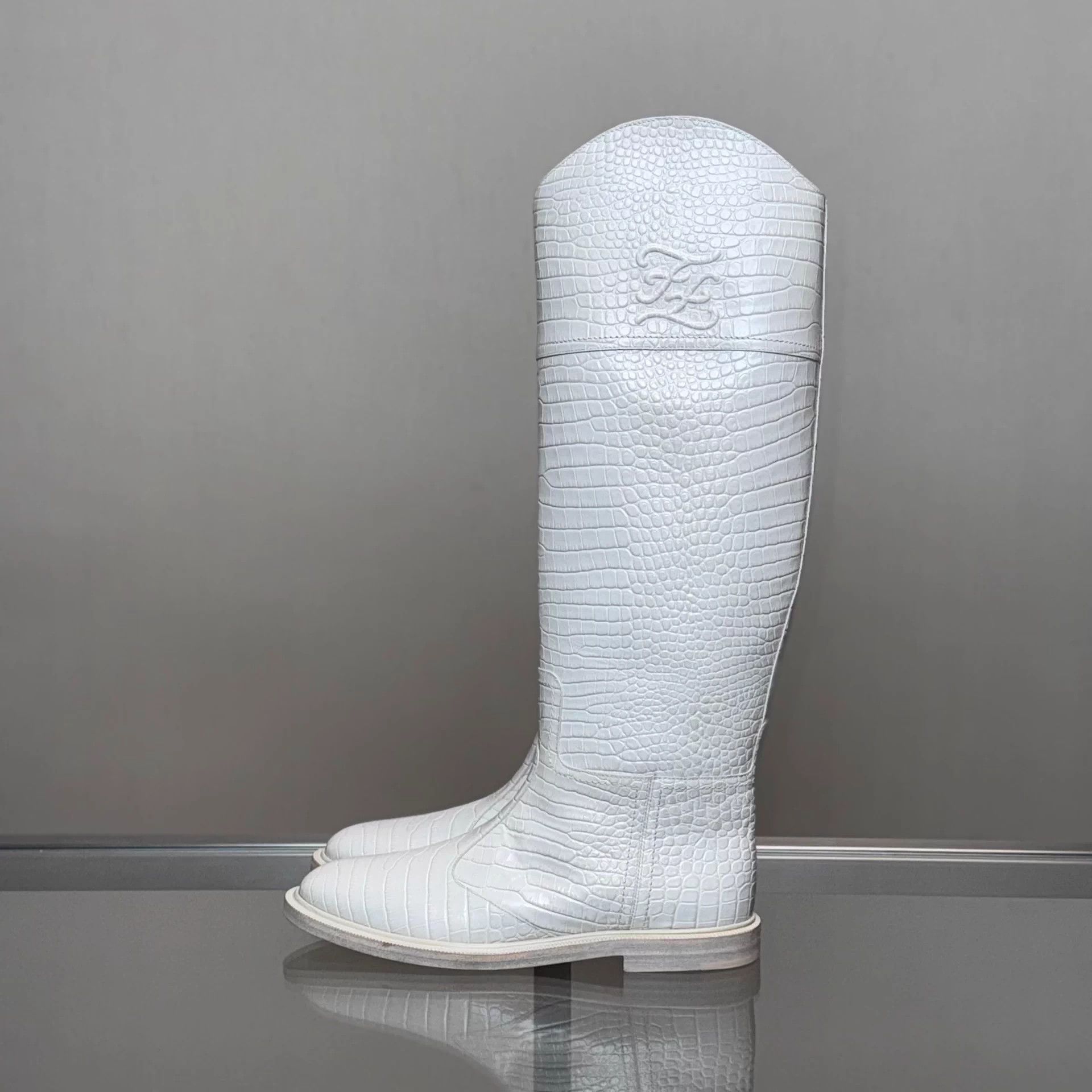Fendi Fendi white crocodile print boots 37.5 Size US 6.5 / IT 36.5 - 3 Thumbnail