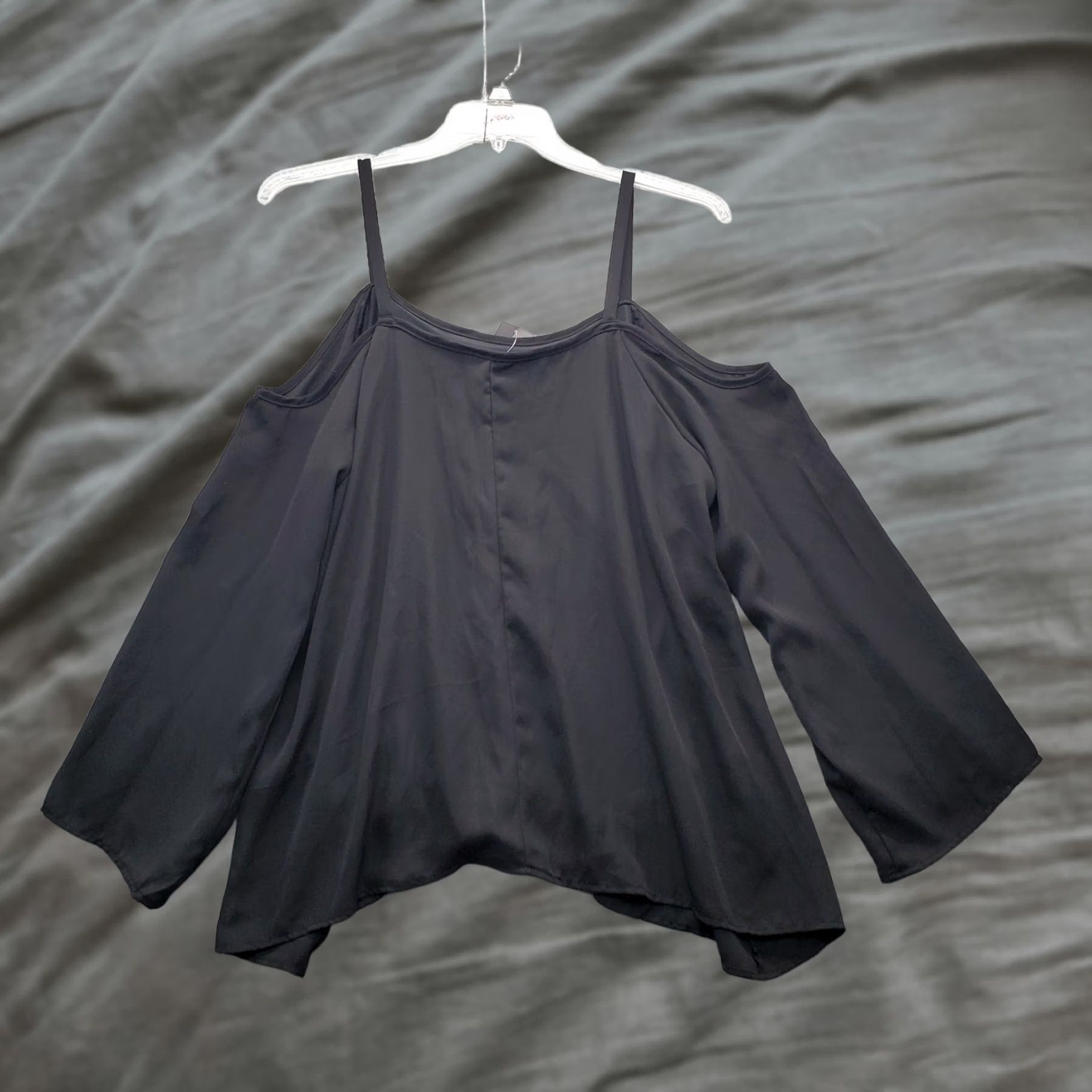 Torrid Torrid Tank Top Womens Size 00 Black Flared Cold Shoulder Long Sleeve Pullover Size XXS / US 00 / IT 34 - 1 Thumbnail