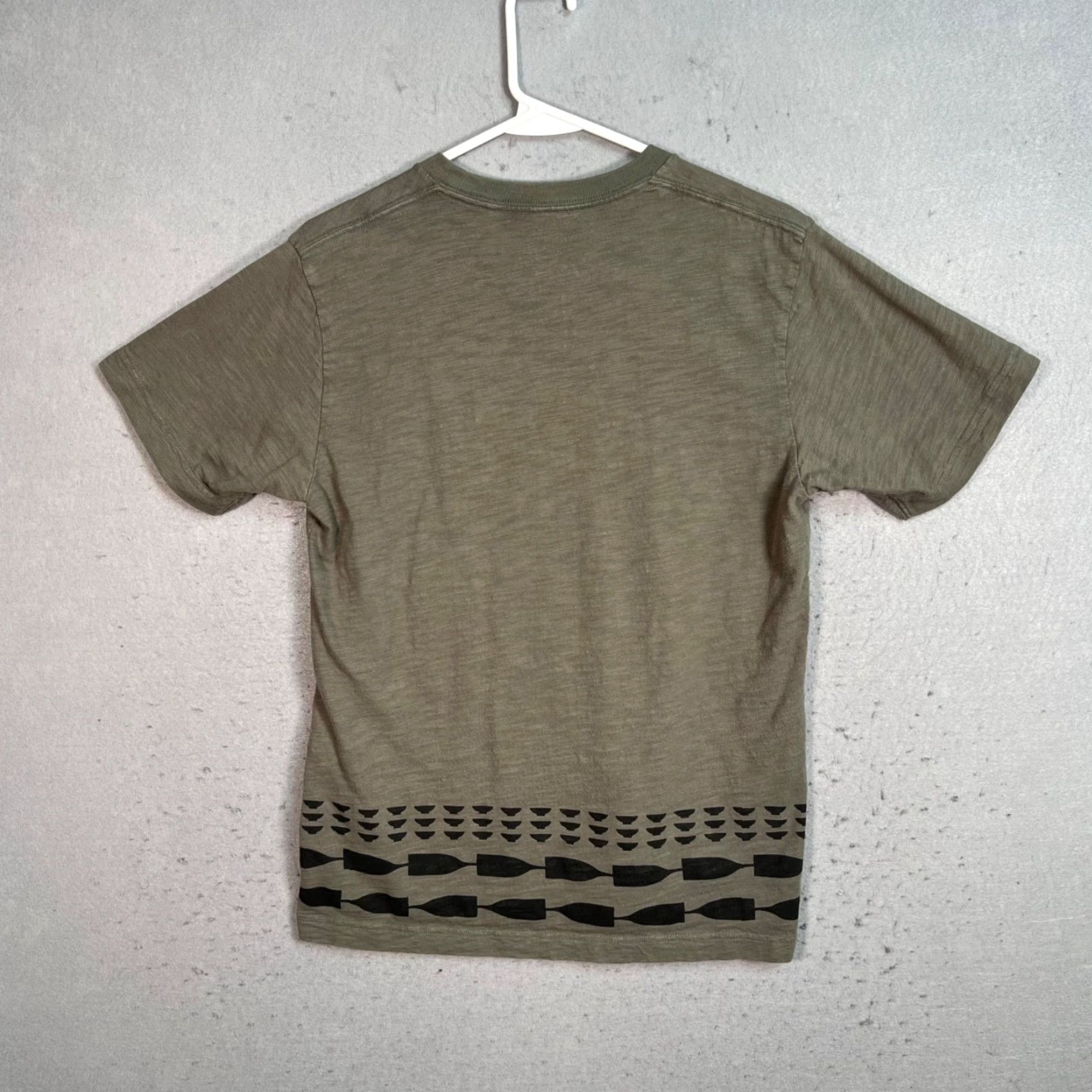 Uniqlo VINTAGE Uniqlo Graphic T-Shirt Sake Gura Crew Neck Cotton Olive Green Adults Small Summer Men Size US S / EU 44-46 / 1 - 2 Thumbnail