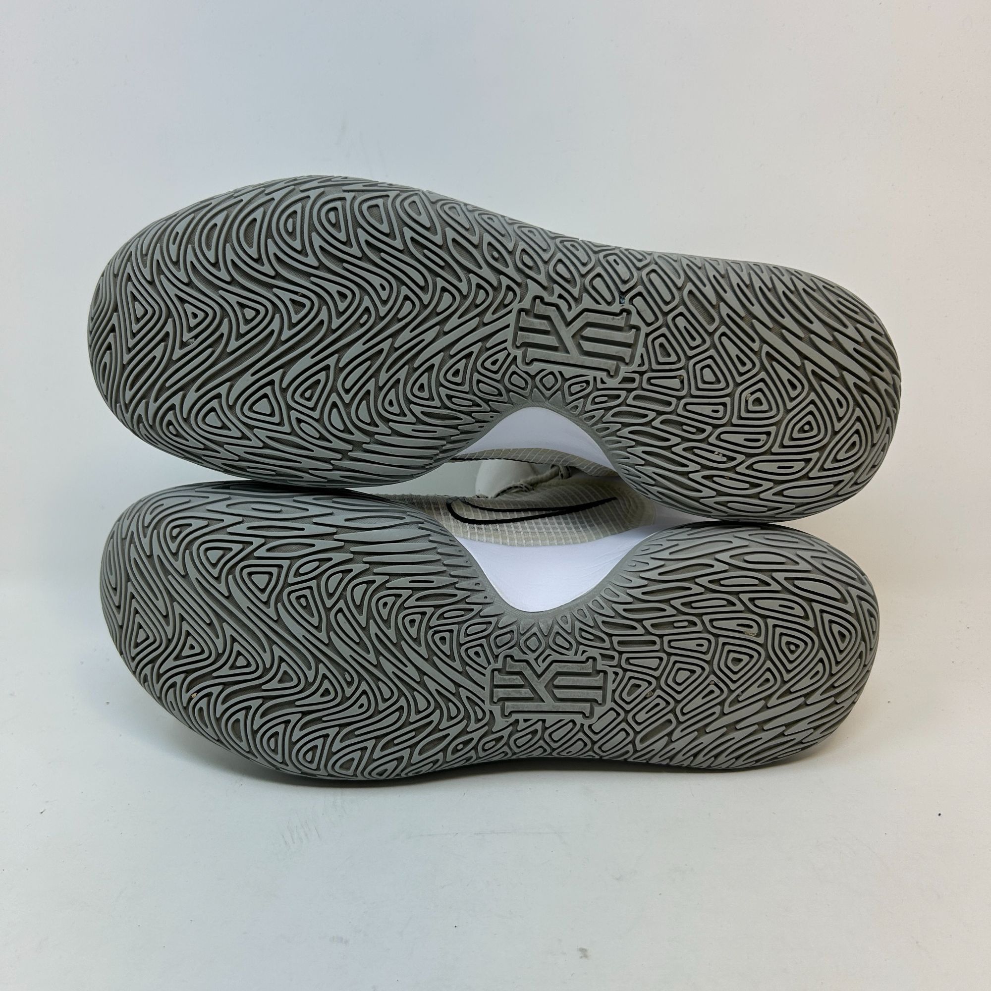 Nike Nike Kyrie Flytrap 4 'White Metallic Silver' Mens 7.5 Size US 7.5 / EU 40-41 - 9 Thumbnail