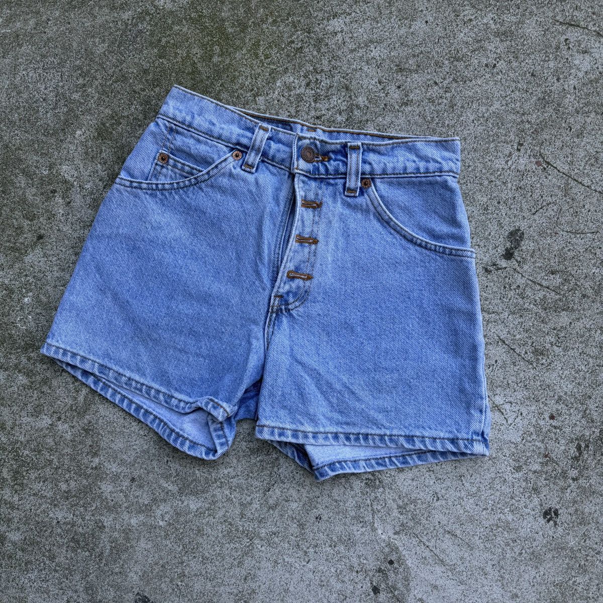 Levi's VINTAGE 90s LEVI’S WOMEN’S 950 RELAXED HIGH WAISTED SHORTS Size 24" / US 00 / IT 34 - 14 Thumbnail