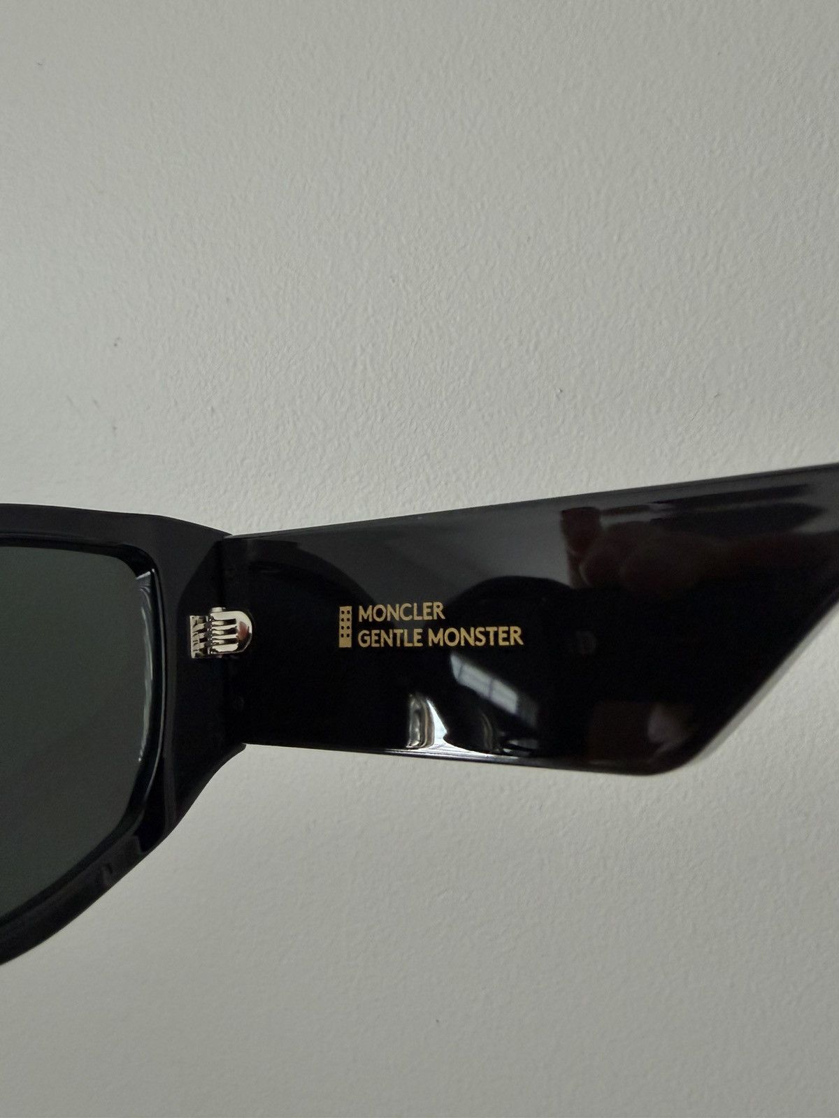 Gentle Monster × Moncler GENTLE MONSTER X MONCLER UNVEILS 'SWIPE LCD' SUNGLASSES Size ONE SIZE - 8 Thumbnail