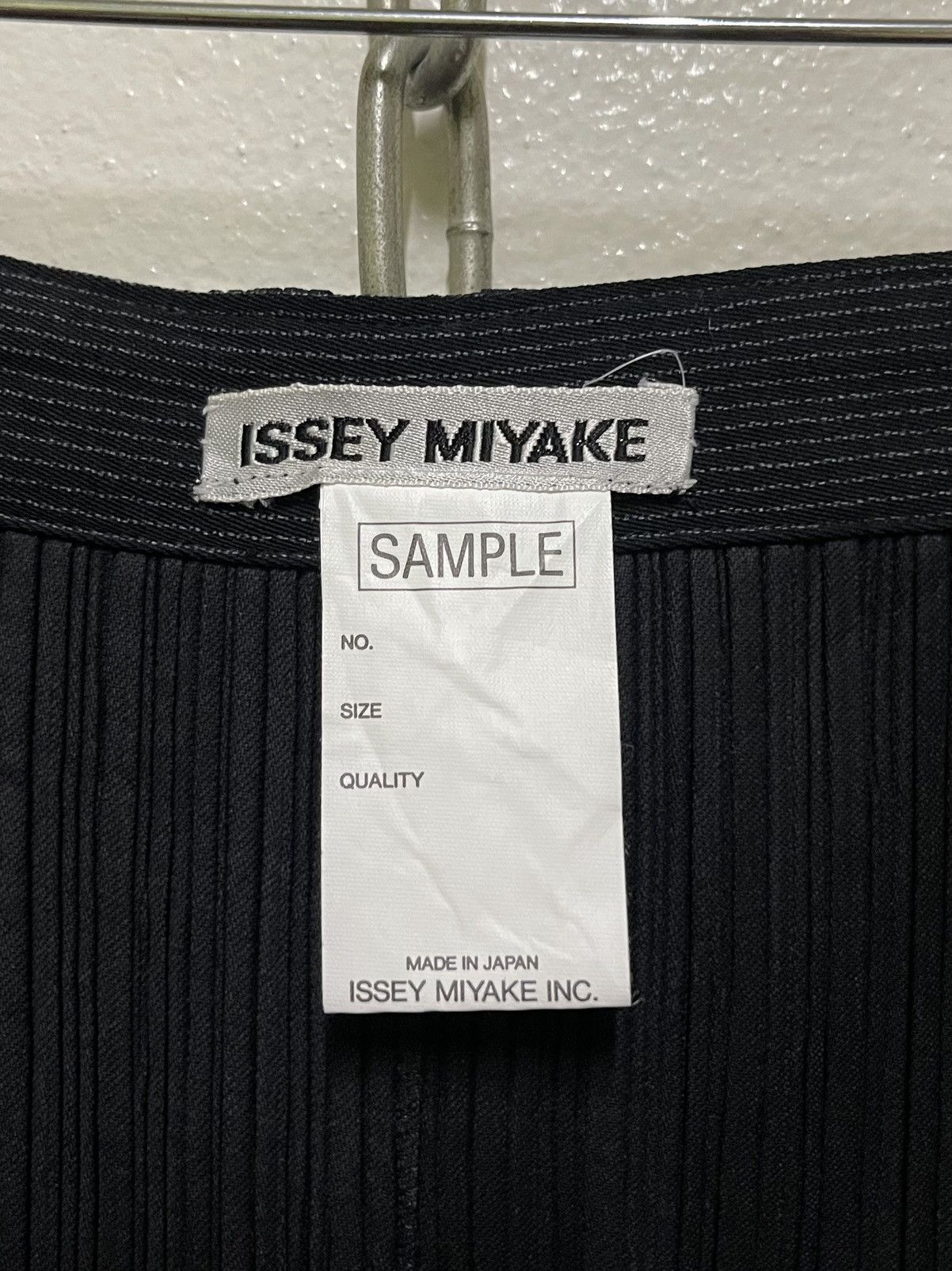 Issey Miyake × Japanese Brand Issey Miyake Sample Pleated Button Wrap Skirt Black Size 27" / US 4 / IT 40 - 16 Thumbnail