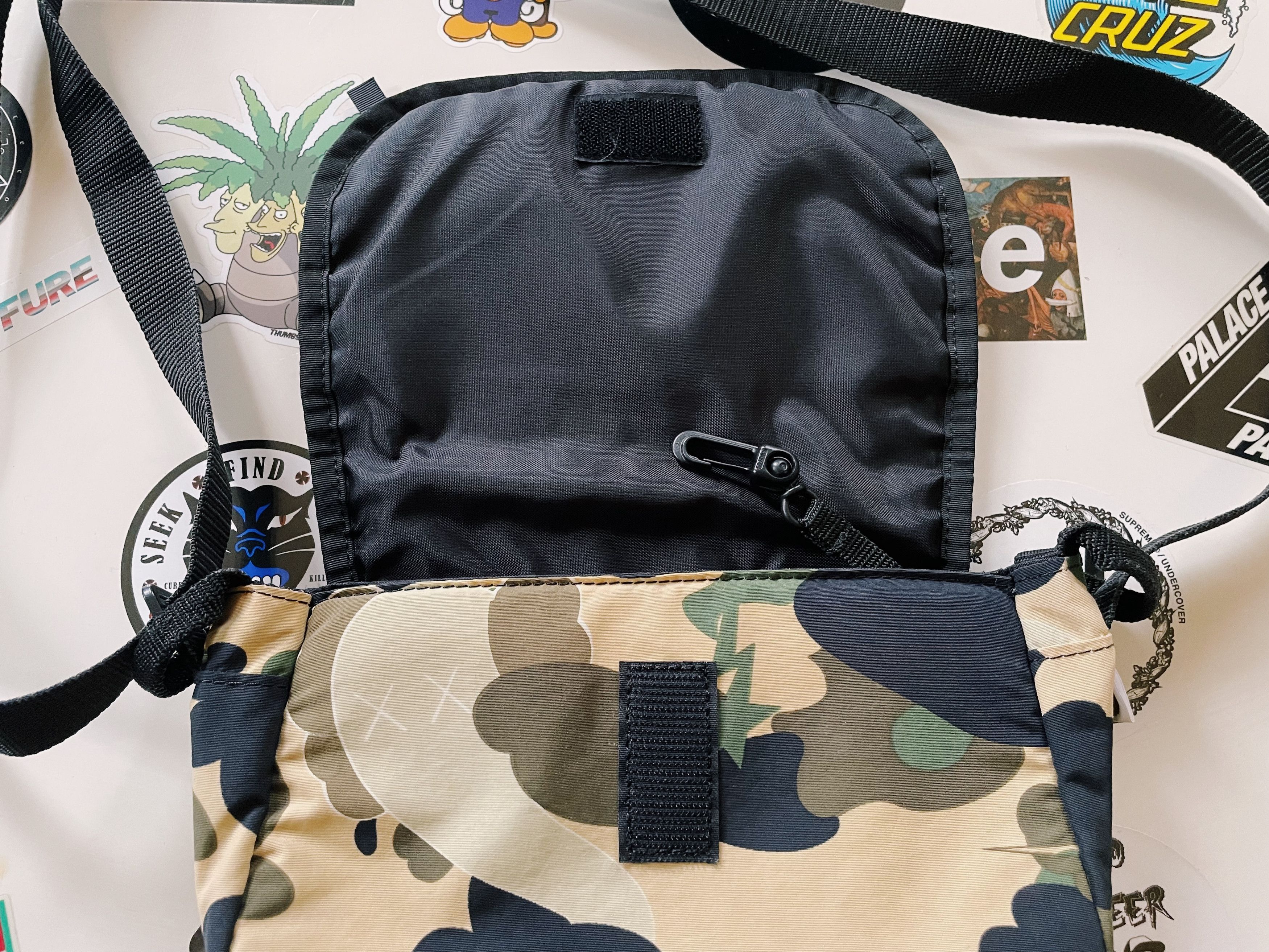 Bape × Kaws Vintage Y2K A Bathing Ape X KAWS Bendy Camo Crossbody Bag Size ONE SIZE - 6 Thumbnail