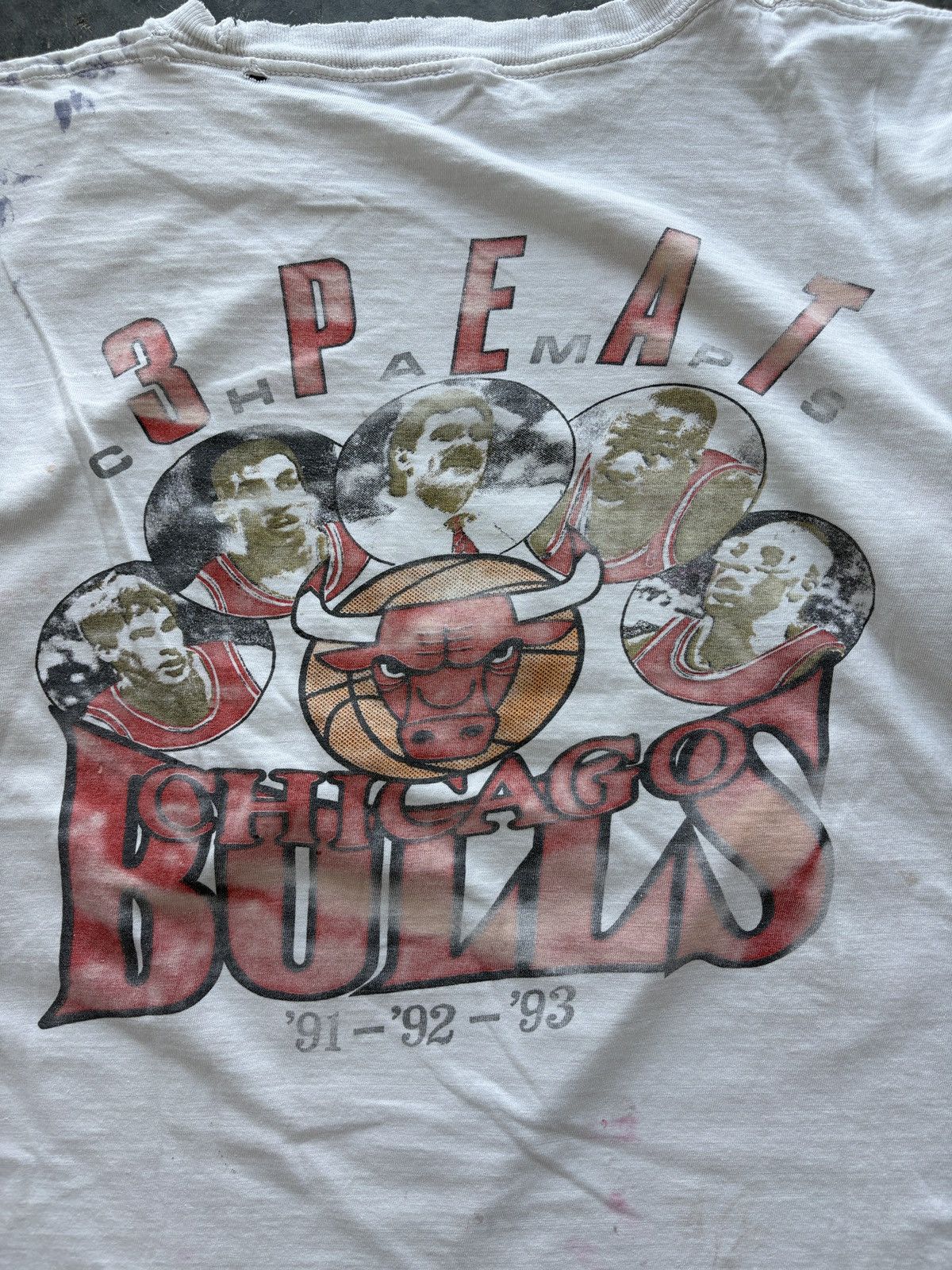 Vintage Vintage 90s Chicago Bulls Rap Tee 3 Peat Thrashed Boxy Fit Size US L / EU 52-54 / 3 - 12 Thumbnail