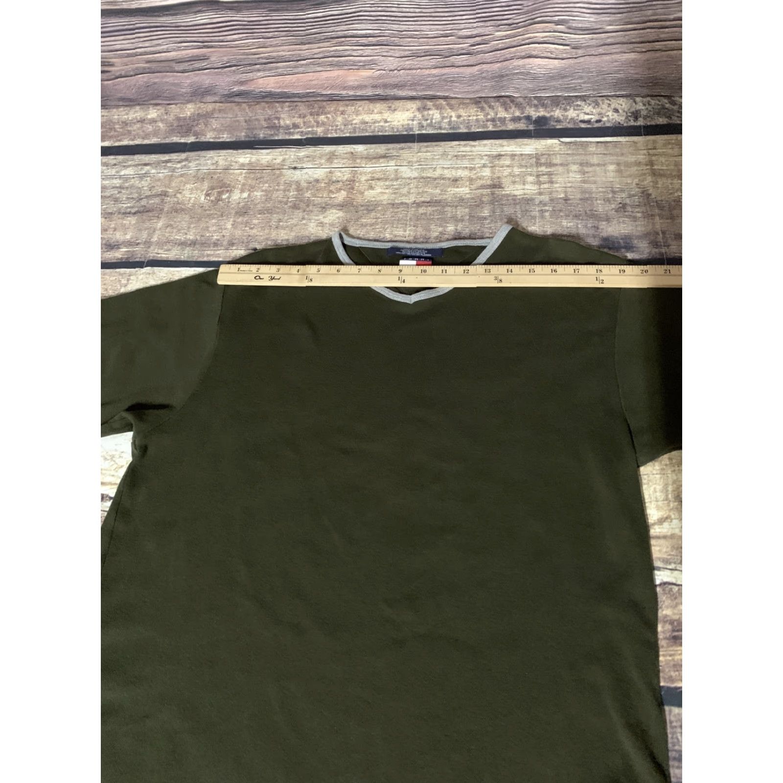 Tommy Hilfiger VINTAGE Tommy Hilfiger Men’s Green V-Neck T-Shirt Large Hunter 2000s Short Sleeve Mens Green Size US L / EU 52-54 / 3 - 4 Thumbnail