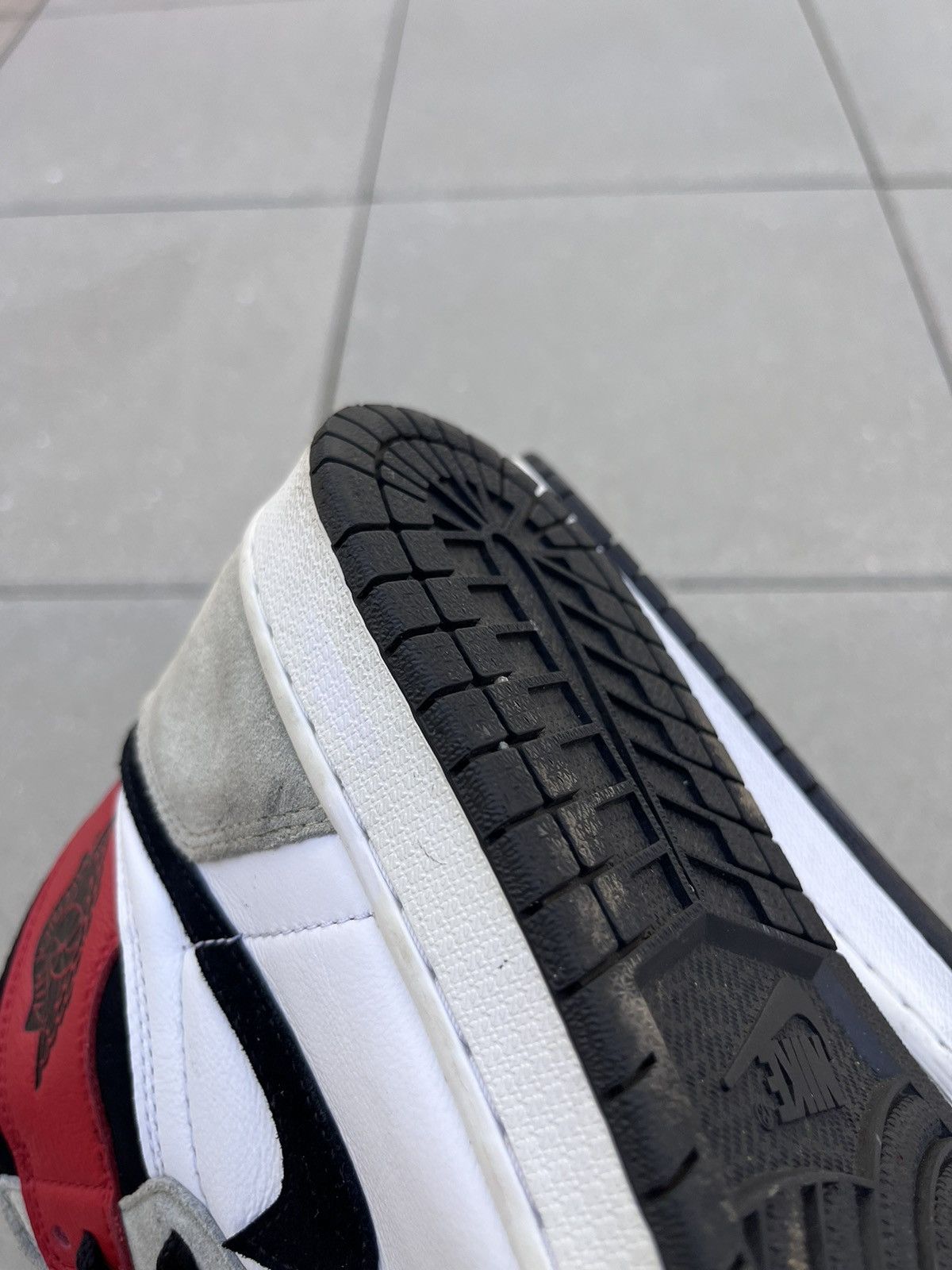 Jordan Brand × Nike Air Jordan 1 Retro High OG "Light Smoke Grey" Size US 9.5 / EU 42-43 - 11 Thumbnail