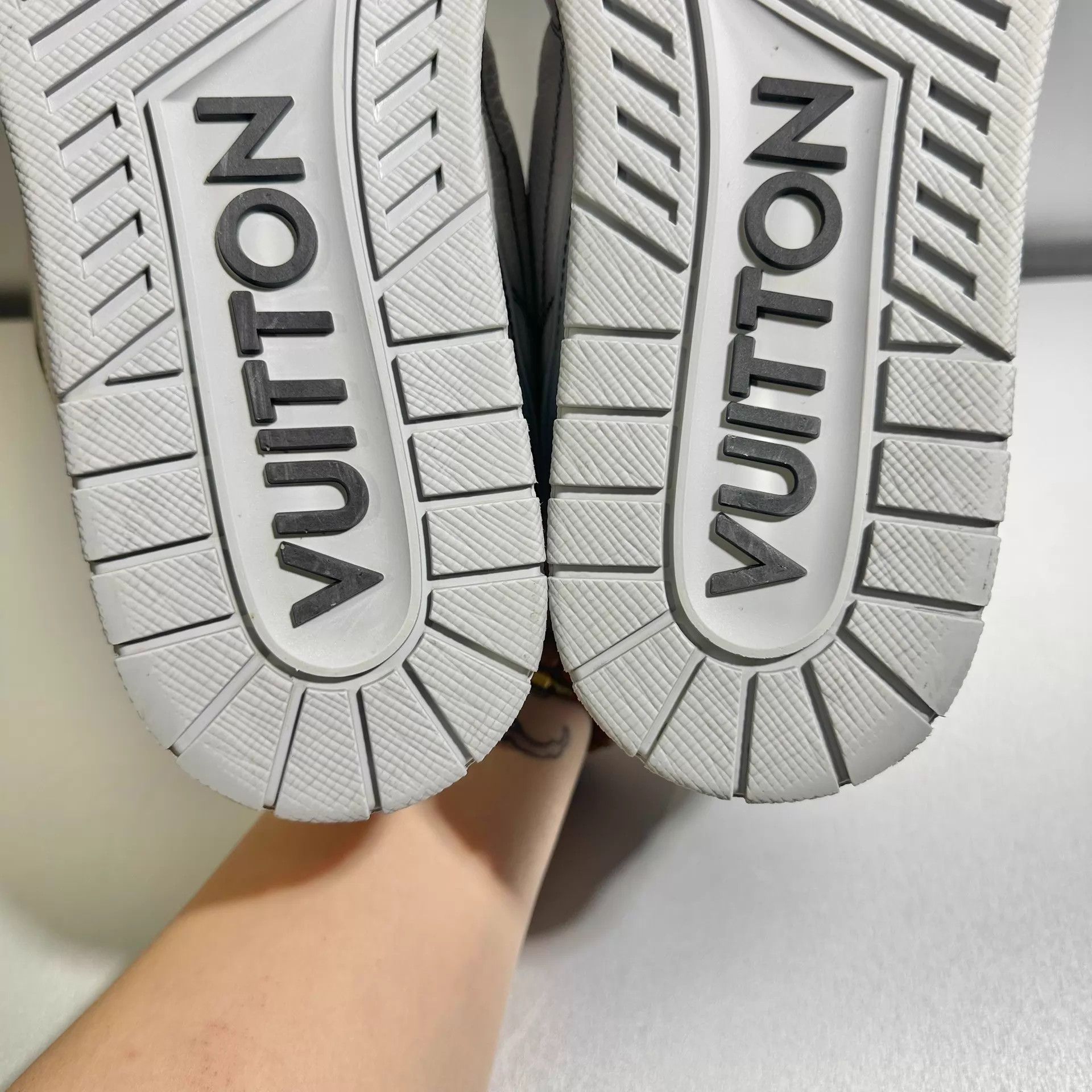Louis Vuitton Louis Vuitton Skate Gray White US9 Mint Size US 9 / EU 42 - 8 Thumbnail