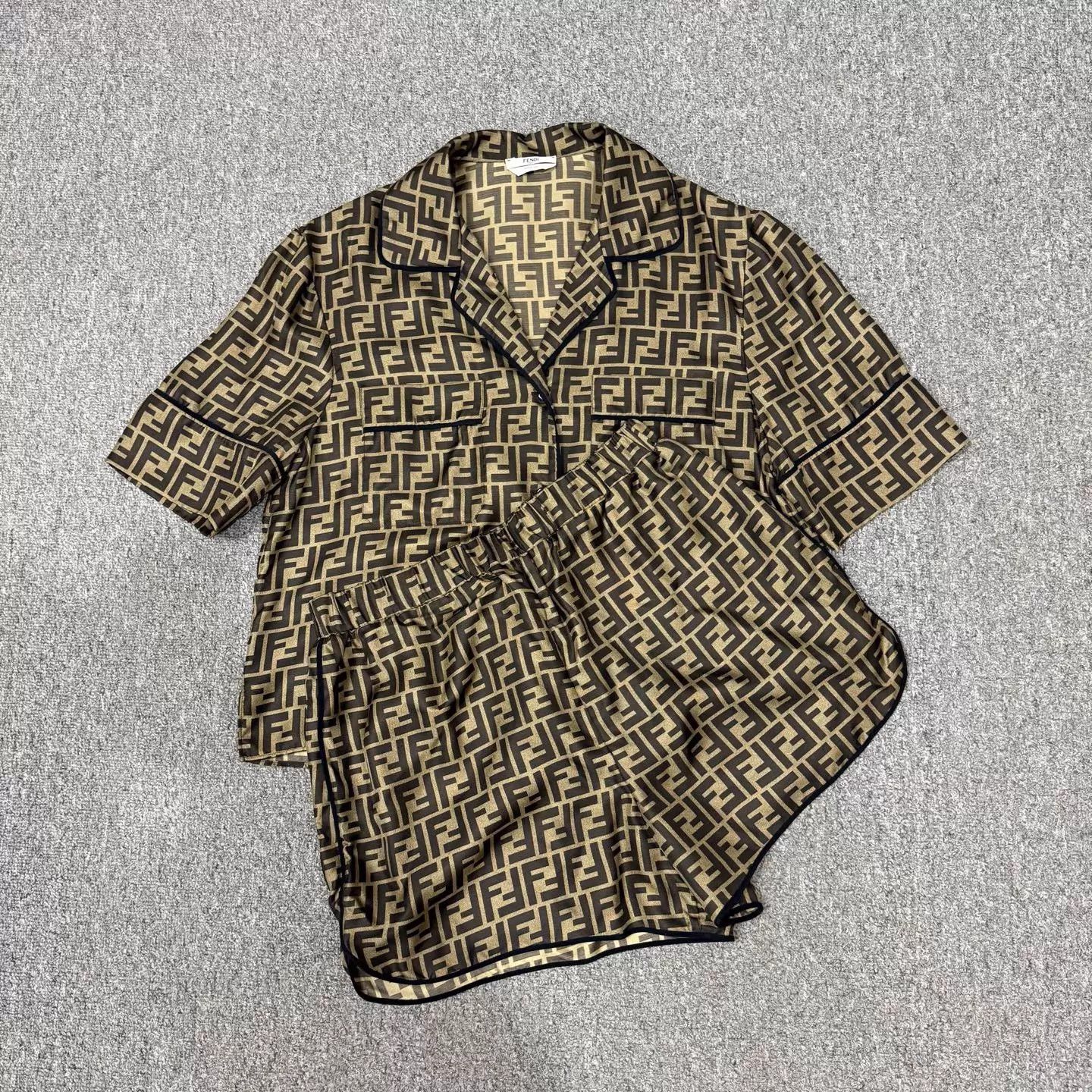 Fendi Fendi silk FF print suit 44 99 new Size US S / EU 44-46 / 1 - 1 Thumbnail