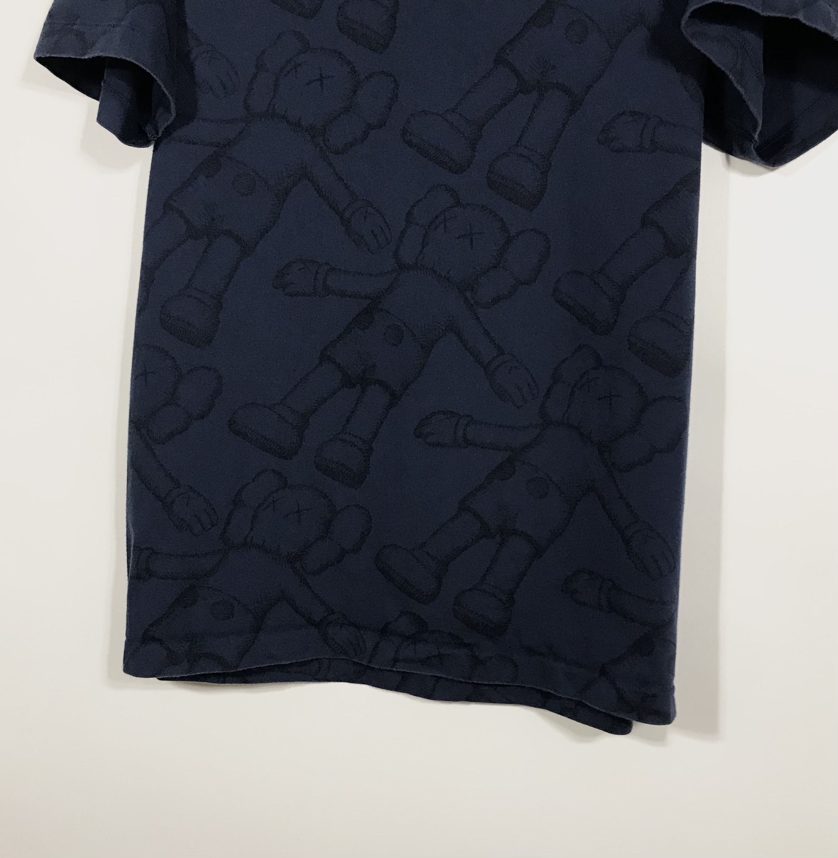 Kaws × Uniqlo Uniqlo Kaws All Over Holiday Print T-Shirt Size US M / EU 48-50 / 2 - 3 Thumbnail