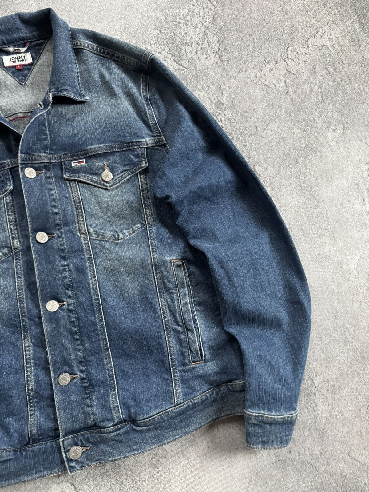 Tommy Hilfiger Tommy Hilfiger L blue denim trucker jacket button bomber Size US L / EU 52-54 / 3 - 4 Thumbnail