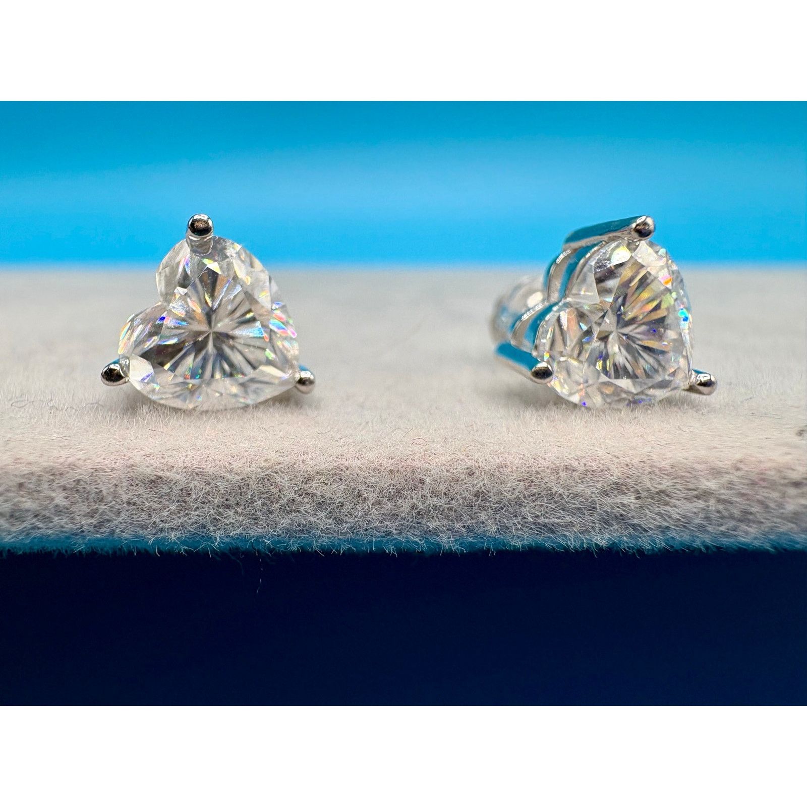 Jewelry 6CTW VVS1 D Graded Moissanite Heart Earrings in AU750 Size ONE SIZE - 6 Thumbnail