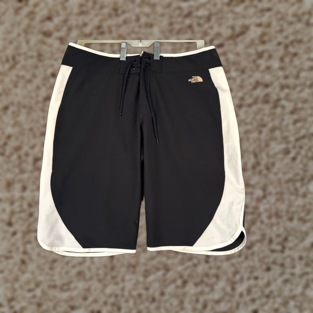 The North Face The North Face Shorts Womens 8 Black White Apex Series Board Short Style 12" Size 30" / US 8 / IT 44 - 1 Thumbnail