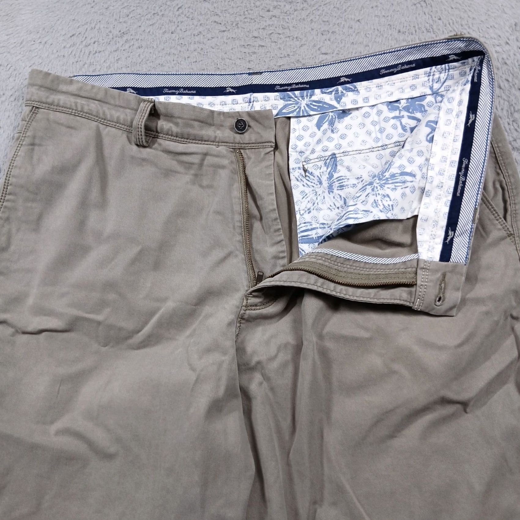 Tommy Bahama Tommy Bahama Mens Chino Shorts Size 35 Tan Cotton Blend EUC Size US 35 - 4 Thumbnail