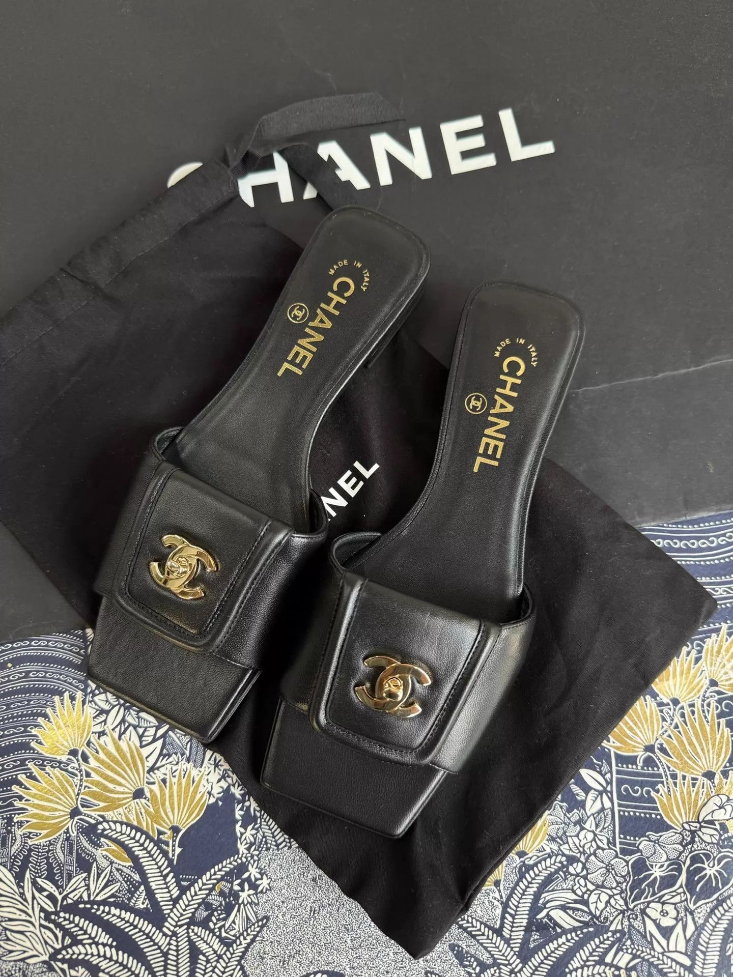 Chanel Chanel 26S Black CC Turnlock Slippers 37 Size US 6.5 / IT 36.5 - 1 Thumbnail