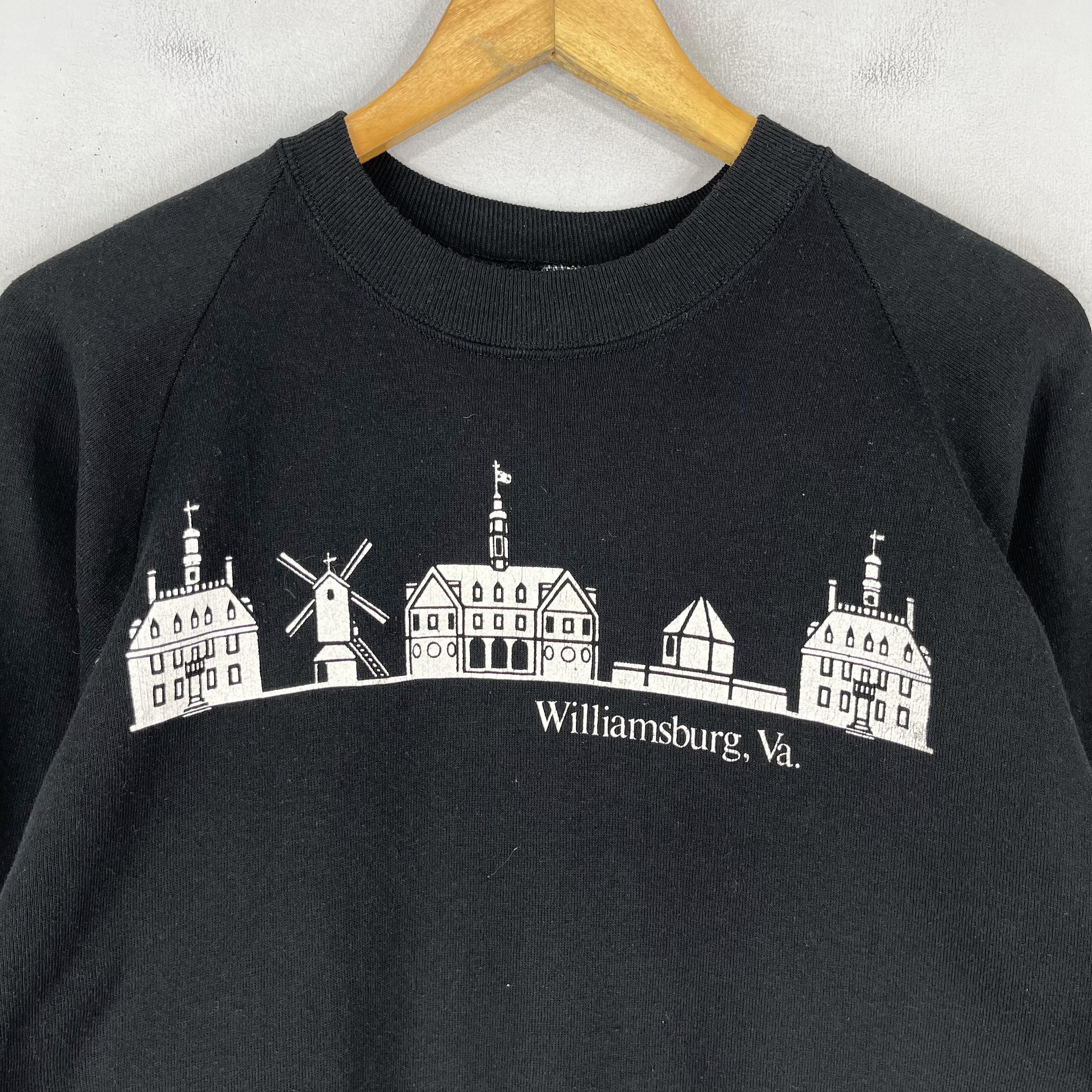 Vintage Vintage 90's WILLIAMSBURG American Revolution Sweatshirt Size US M / EU 48-50 / 2 - 2 Thumbnail
