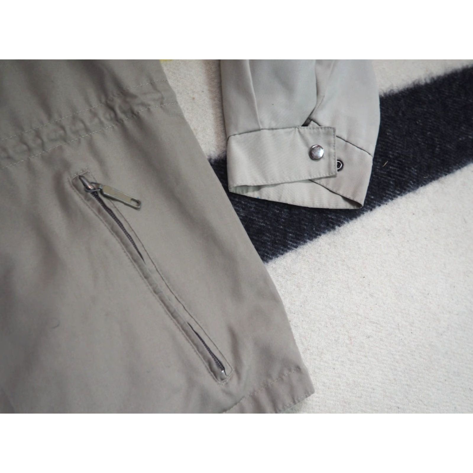 Vintage VINTAGE Bergmair Jacket Mens L Hooded Ski Alpps Beige Gray Zip Lodge Outdoor 70s 80s Puffer Nylon Size US L / EU 52-54 / 3 - 5 Thumbnail