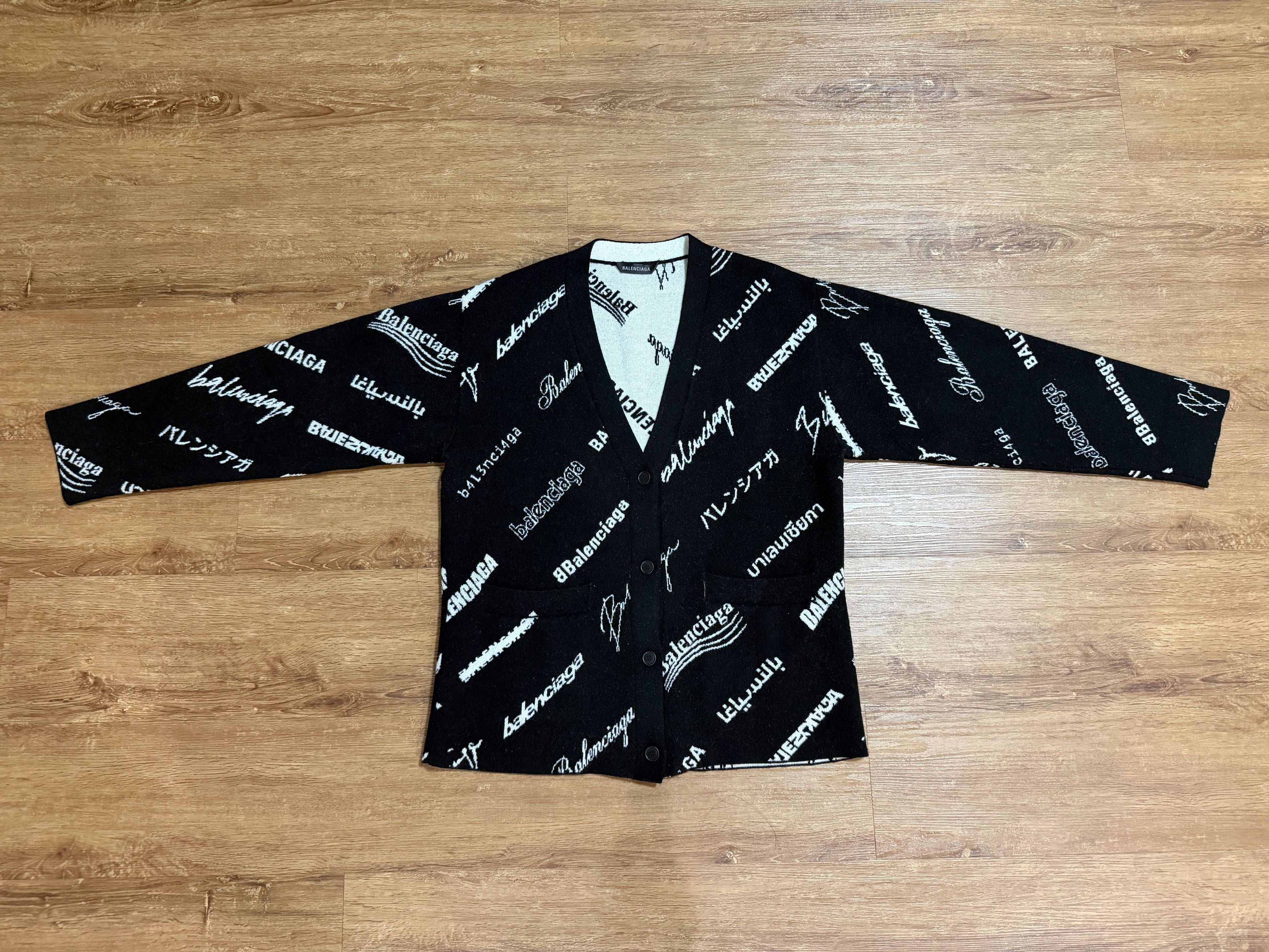 Balenciaga Balenciaga All-Over Logo Cardigan Size XS / US 0-2 / IT 36-38 - 1 Thumbnail