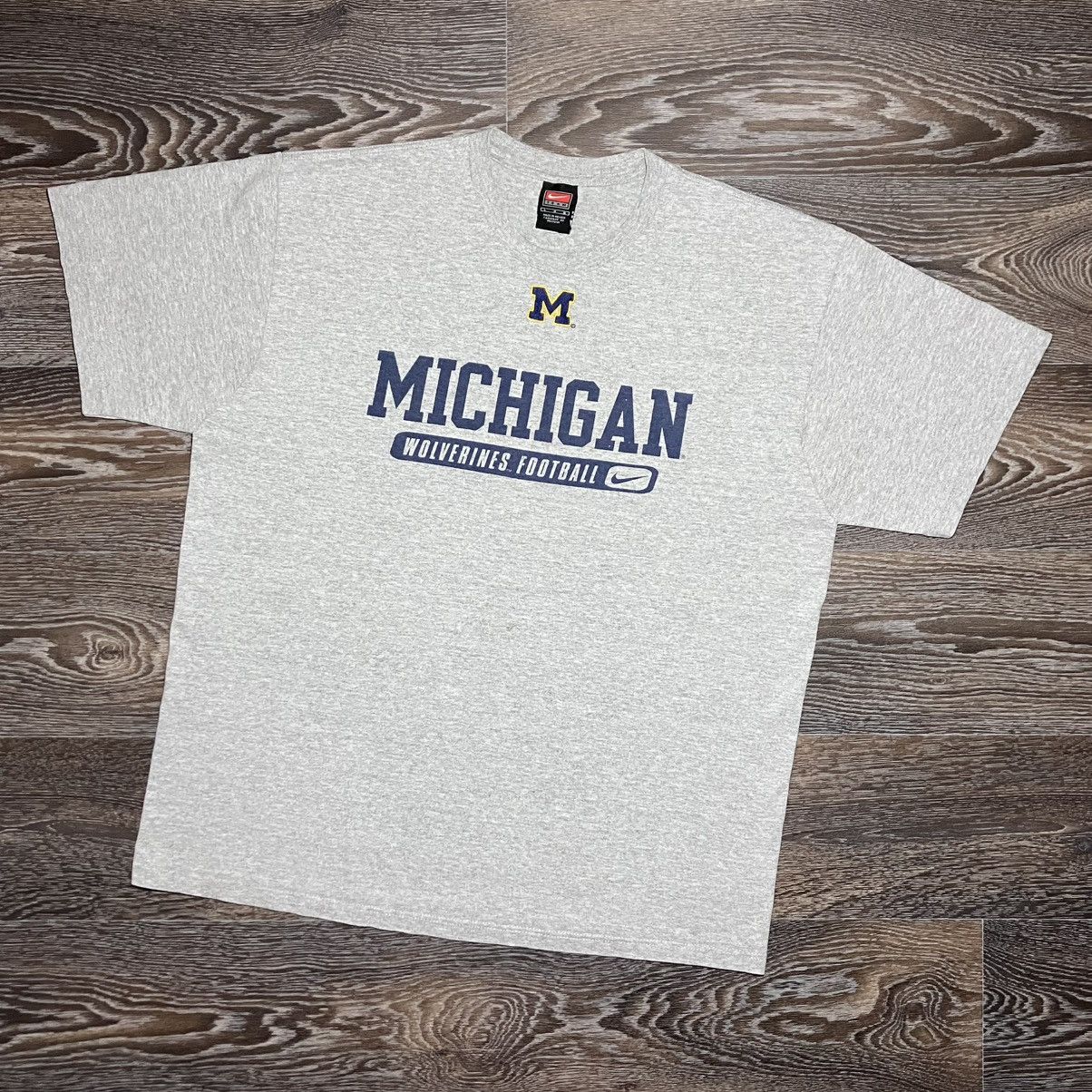 Nike 90s Vintage Nike NCAA Michigan Wolverines Football T-shirt Size US L / EU 52-54 / 3 - 1 Thumbnail