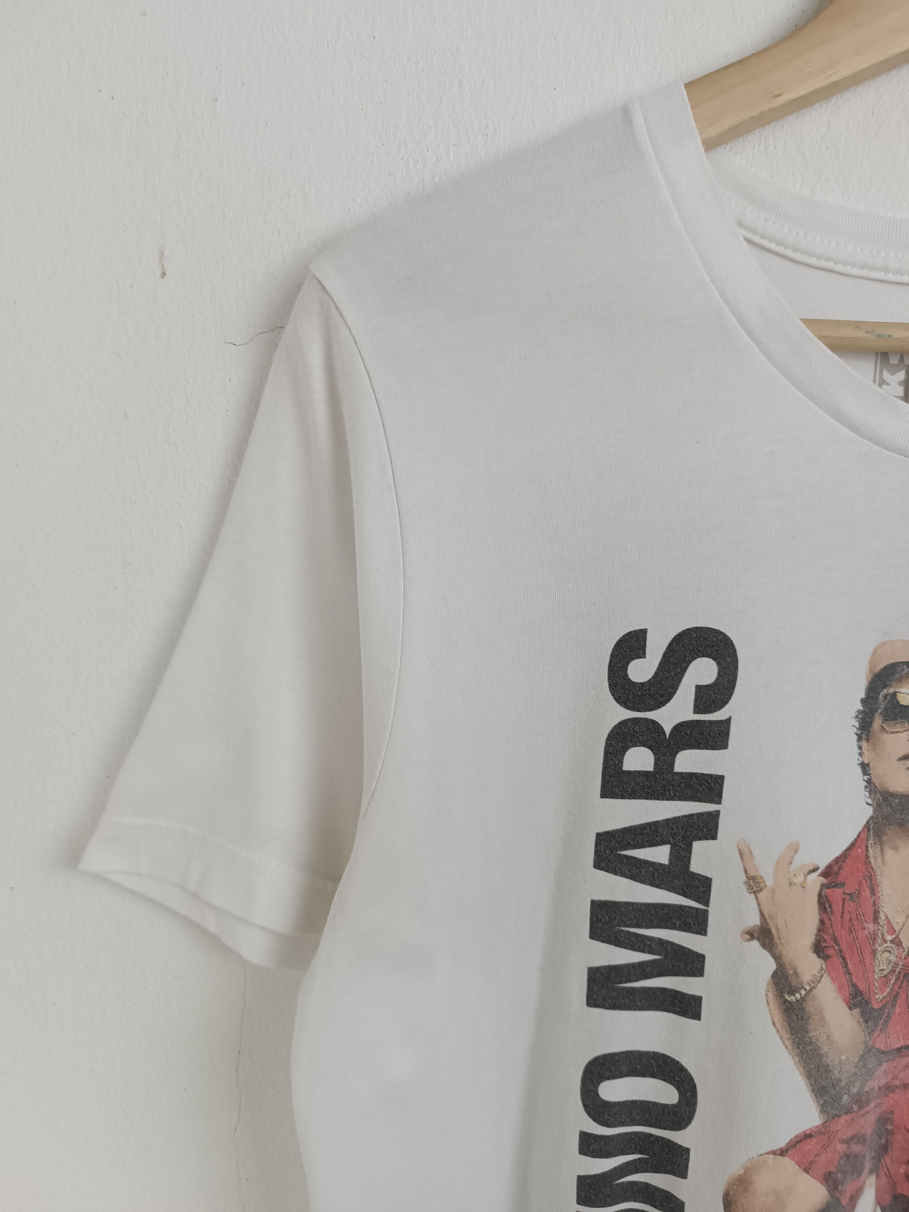 Rap Tees VINTAGE BRUNO MARS 2017 MAGIC TOUR TEE weeknd gaga drake Size US M / EU 48-50 / 2 - 15 Thumbnail