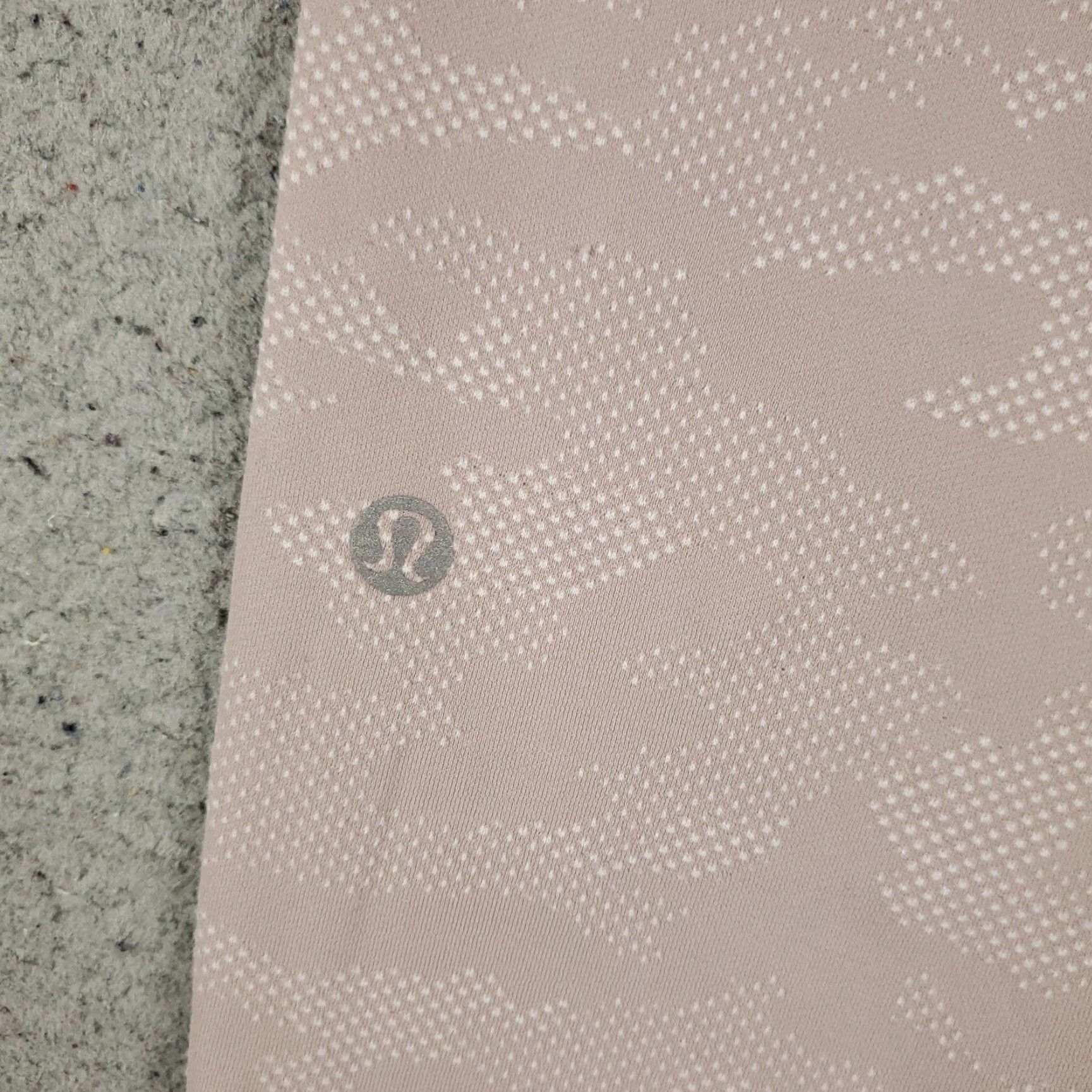 Lululemon VINTAGE Lululemon Capri Leggings Womens Size 6 Pink Camouflage Activewear Athleisure Size 28" / US 6 / IT 42 - 7 Thumbnail