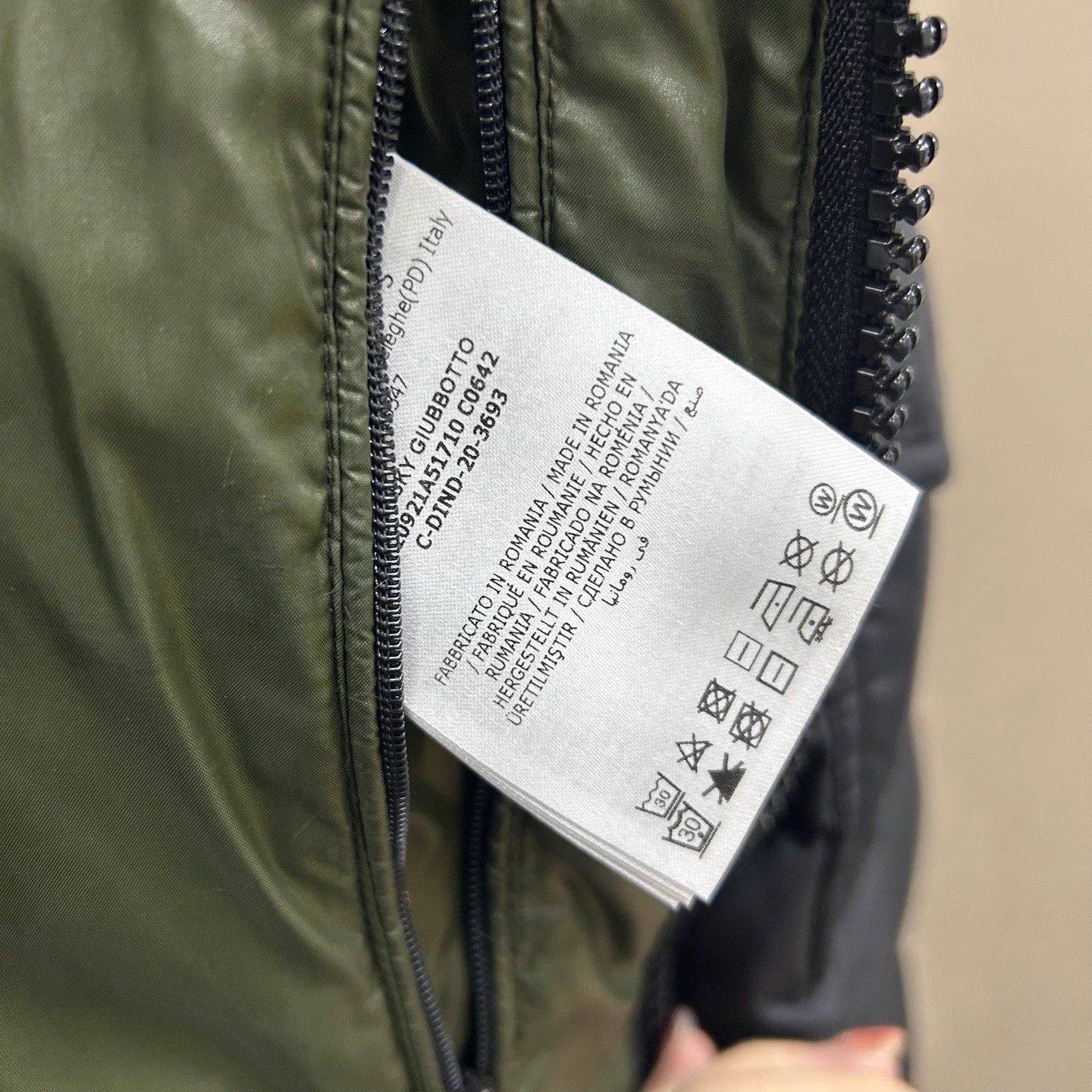 Moncler Moncler x und down jacket like new size 2 Size M / US 6-8 / IT 42-44 - 5 Thumbnail