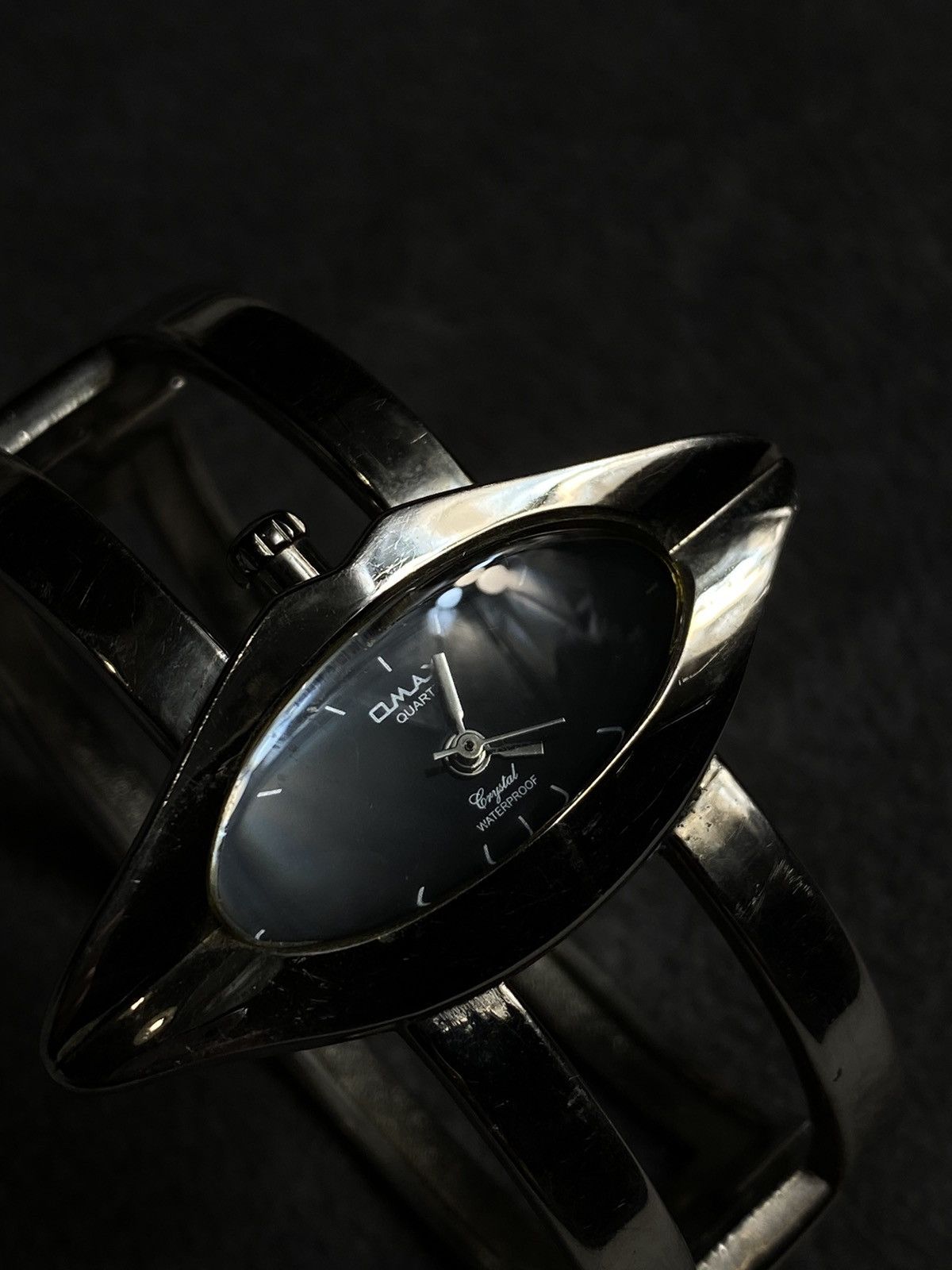 Vintage Omax Lip-Shaped Bracelet Watch — Unique Style Size ONE SIZE - 2 Thumbnail