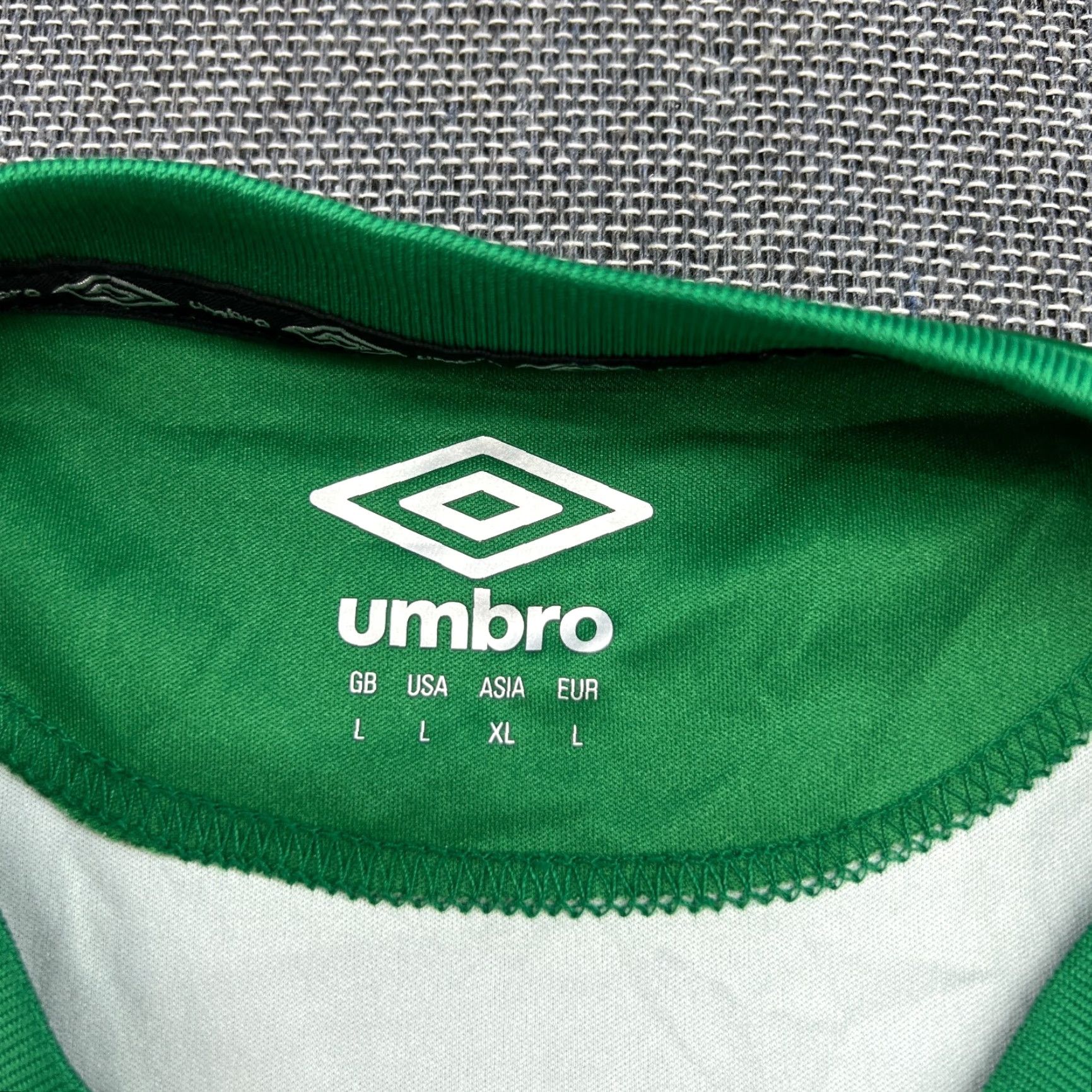 Umbro Valerenga Umbro Shirt Jersey Mens Large Green Football Goalkeeper Training Shirt Size US L / EU 52-54 / 3 - 5 Thumbnail