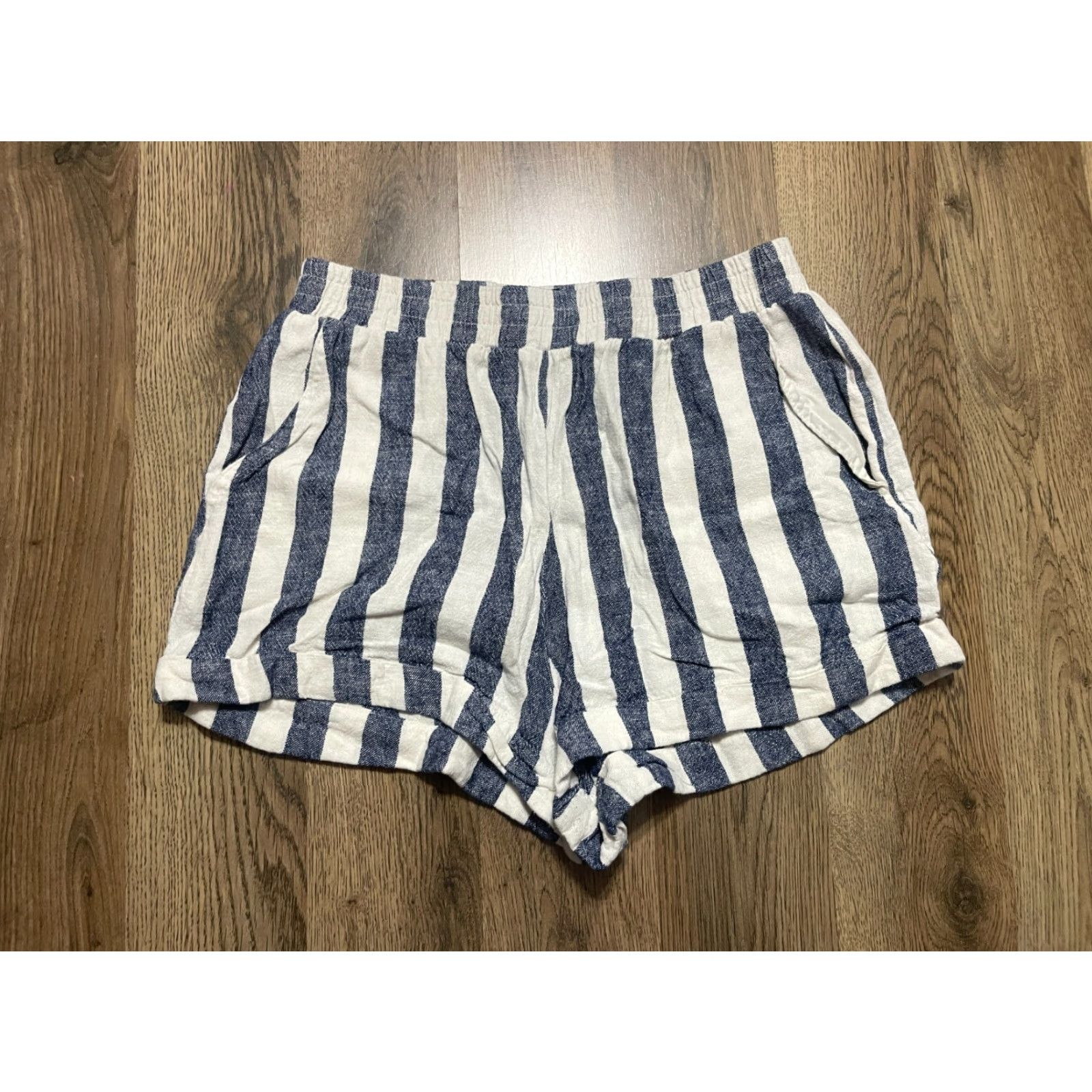 Forever 21 FOREVER 21 Shorts Women Small White Blue Striped Linen Blend Paperbag Casual Modern Women Size 28" / US 6 / IT 42 - 2 Thumbnail