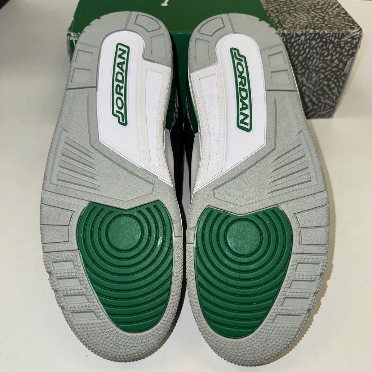 Jordan Brand Size 9.5 - Jordan 3 Retro Mid Pine Green - CT8532-030 Size US 9.5 / EU 42-43 - 5 Thumbnail